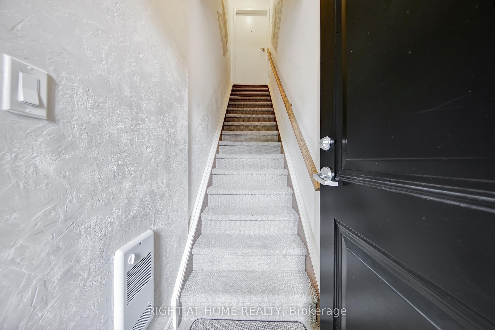 Photo 3 of Unit 3, 198 Pine Grove Road, Vaughan, Islington Woods — HOMEH