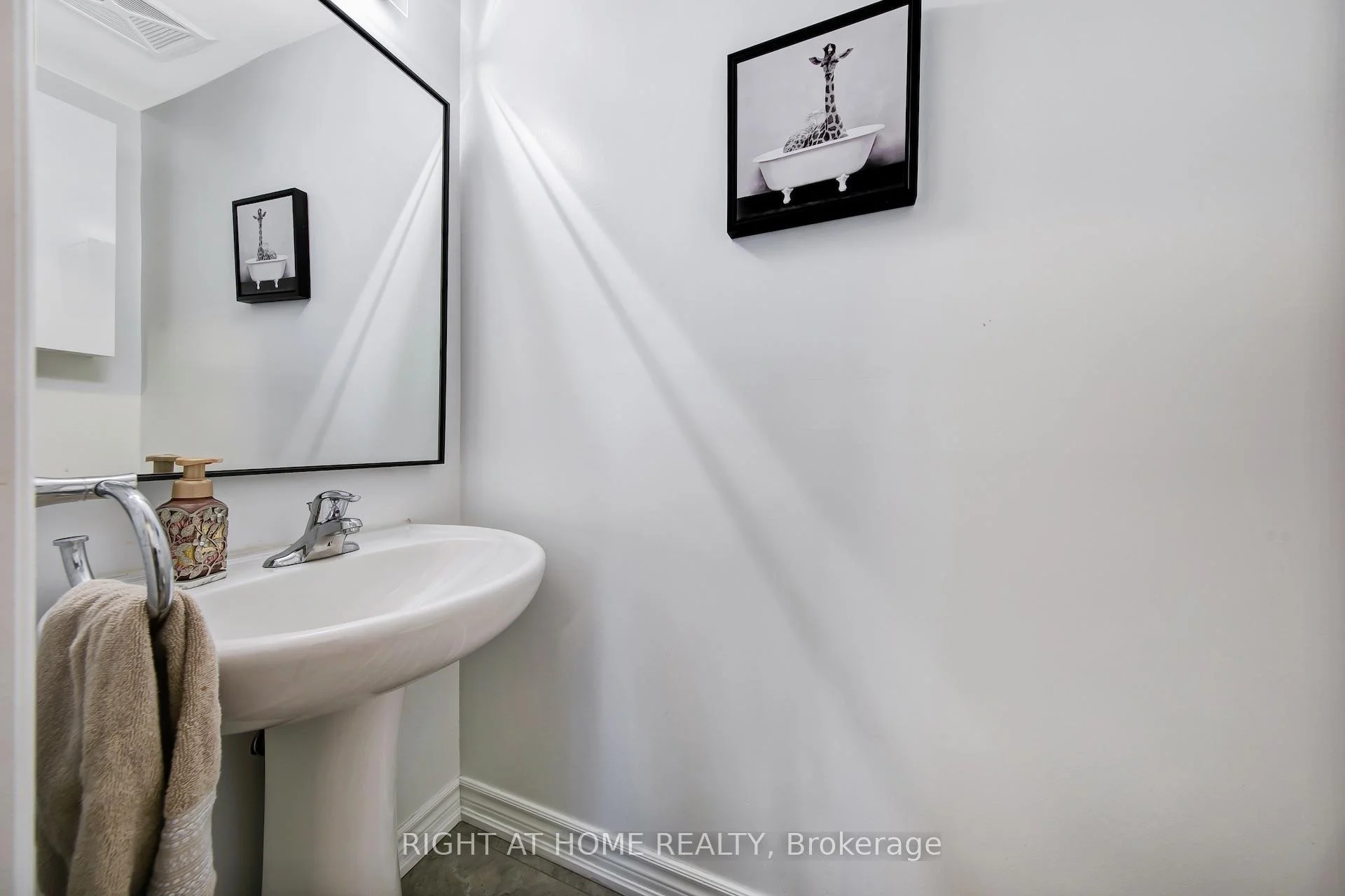Photo 11 of Unit 3, 198 Pine Grove Road, Vaughan, Islington Woods — HOMEH