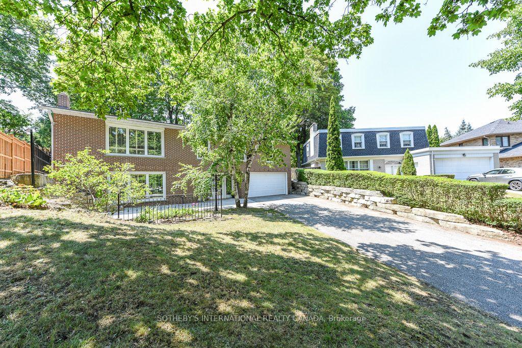 Photo 2 of 31 Queensborough Crescent, Etobicoke, Willowridge-Martingrove-Richview — HOMEH