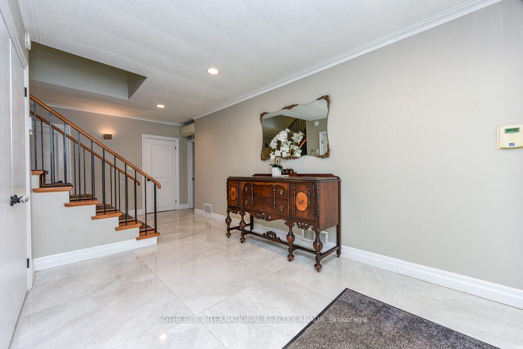 Photo 8 of 31 Queensborough Crescent, Etobicoke, Willowridge-Martingrove-Richview — HOMEH