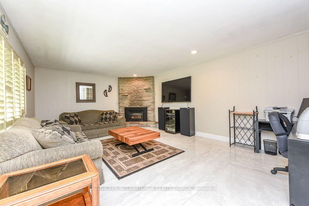 Photo 10 of 31 Queensborough Crescent, Etobicoke, Willowridge-Martingrove-Richview — HOMEH