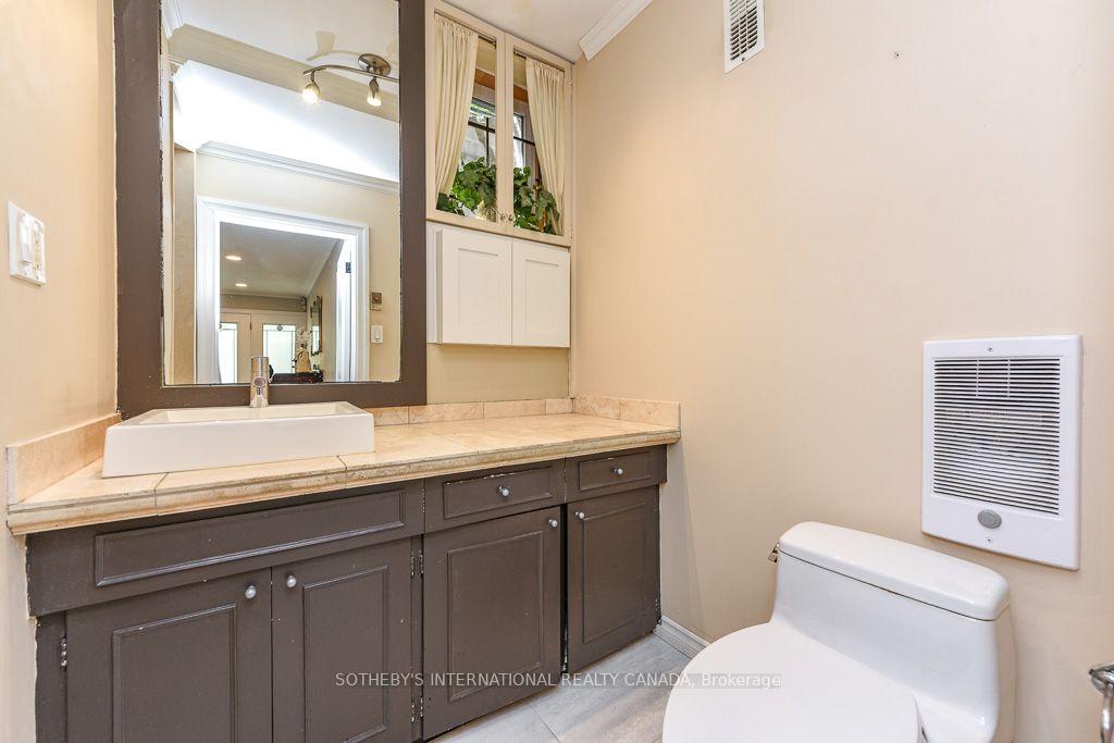 Photo 13 of 31 Queensborough Crescent, Etobicoke, Willowridge-Martingrove-Richview — HOMEH