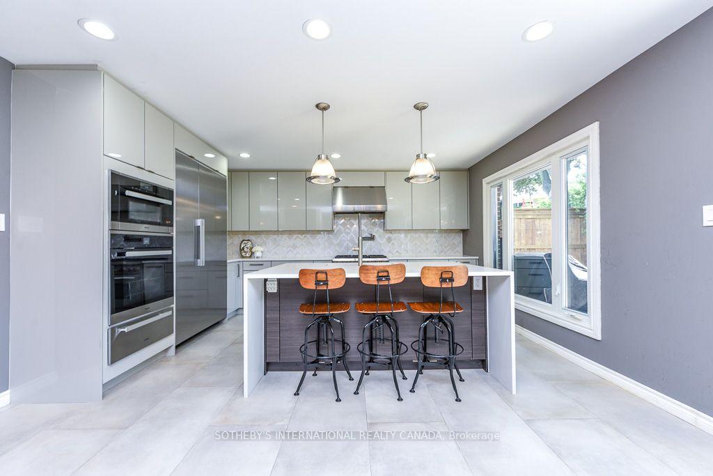 Photo 23 of 31 Queensborough Crescent, Etobicoke, Willowridge-Martingrove-Richview — HOMEH