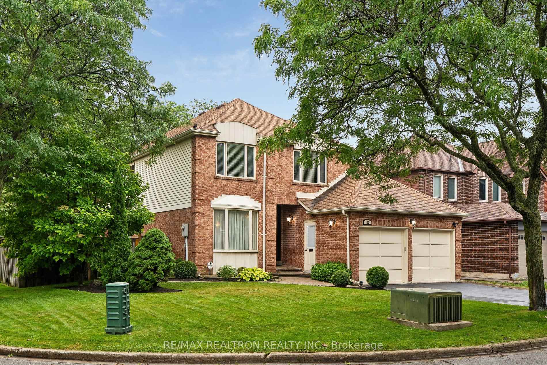 Photo 3 of 122 Colvin Crescent, Vaughan, Brownridge — HOMEH