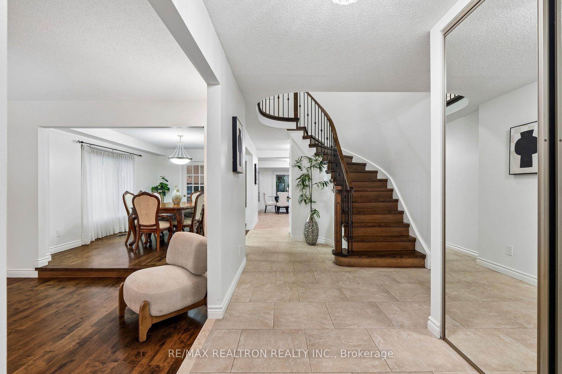 Photo 4 of 122 Colvin Crescent, Vaughan, Brownridge — HOMEH