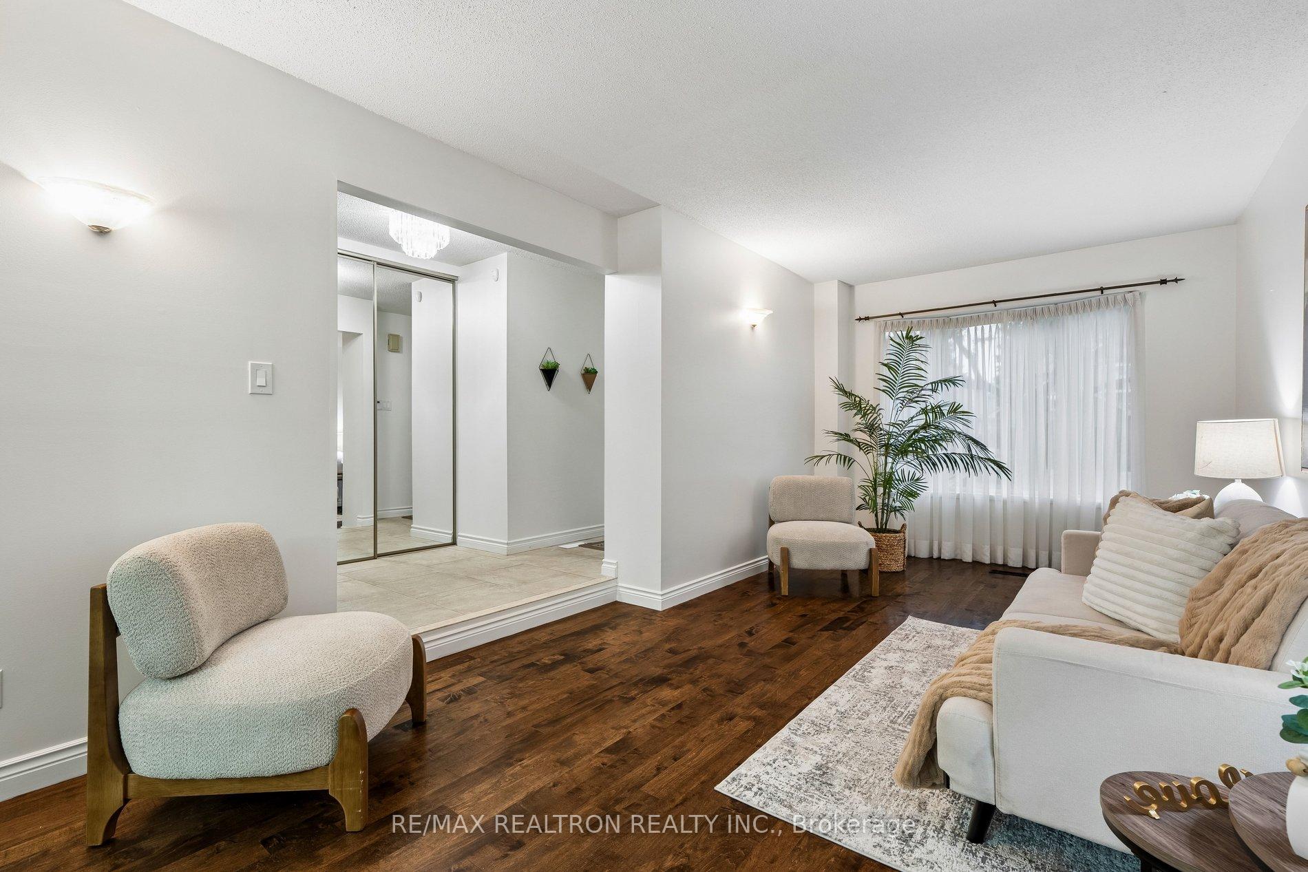 Photo 5 of 122 Colvin Crescent, Vaughan, Brownridge — HOMEH