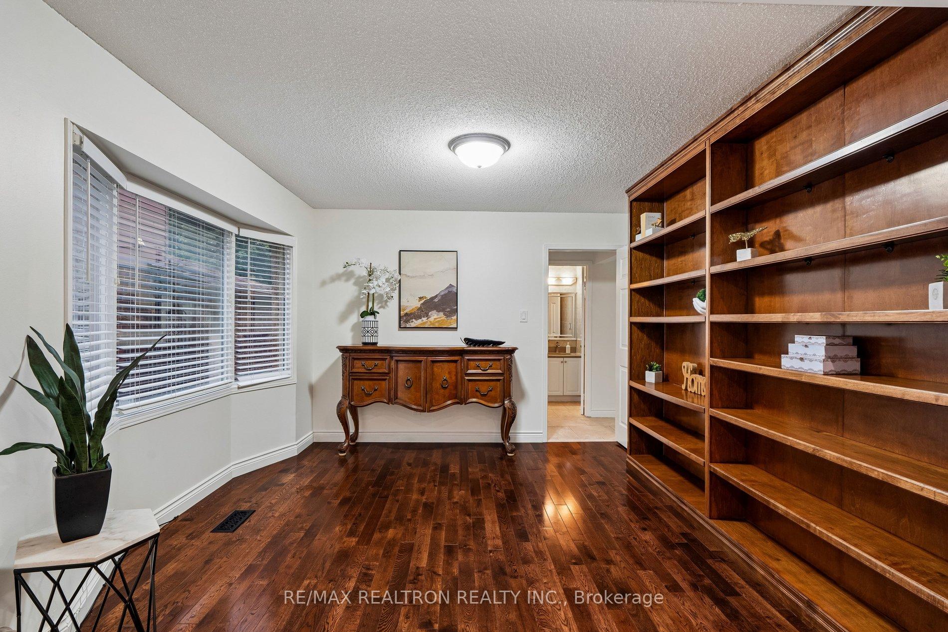 Photo 9 of 122 Colvin Crescent, Vaughan, Brownridge — HOMEH