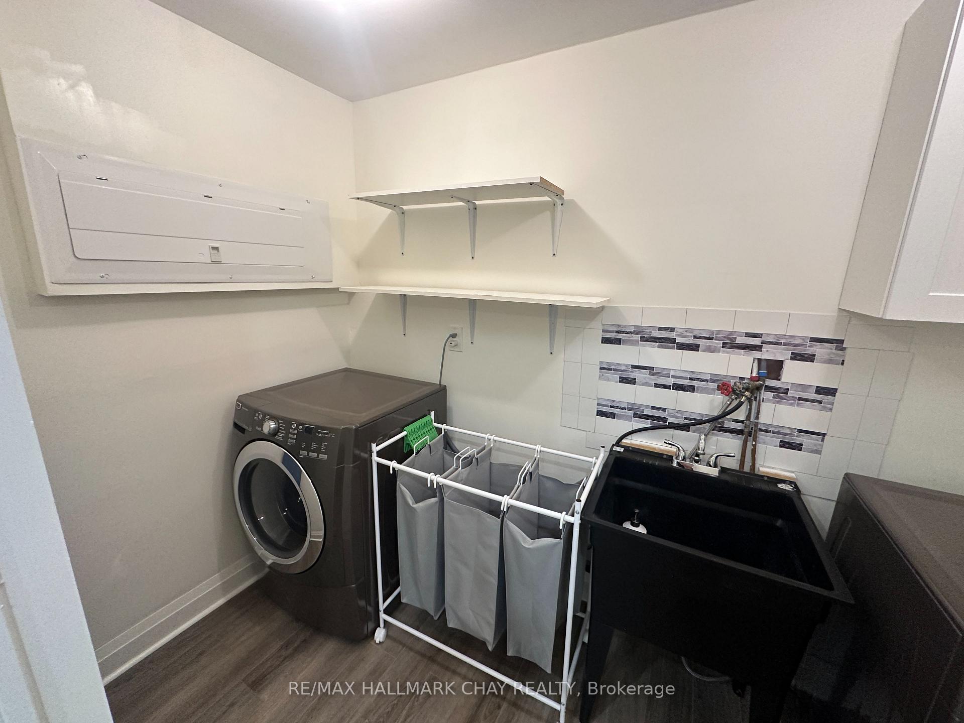 Photo 16 of 64 Logan Court, Barrie, Holly — HOMEH