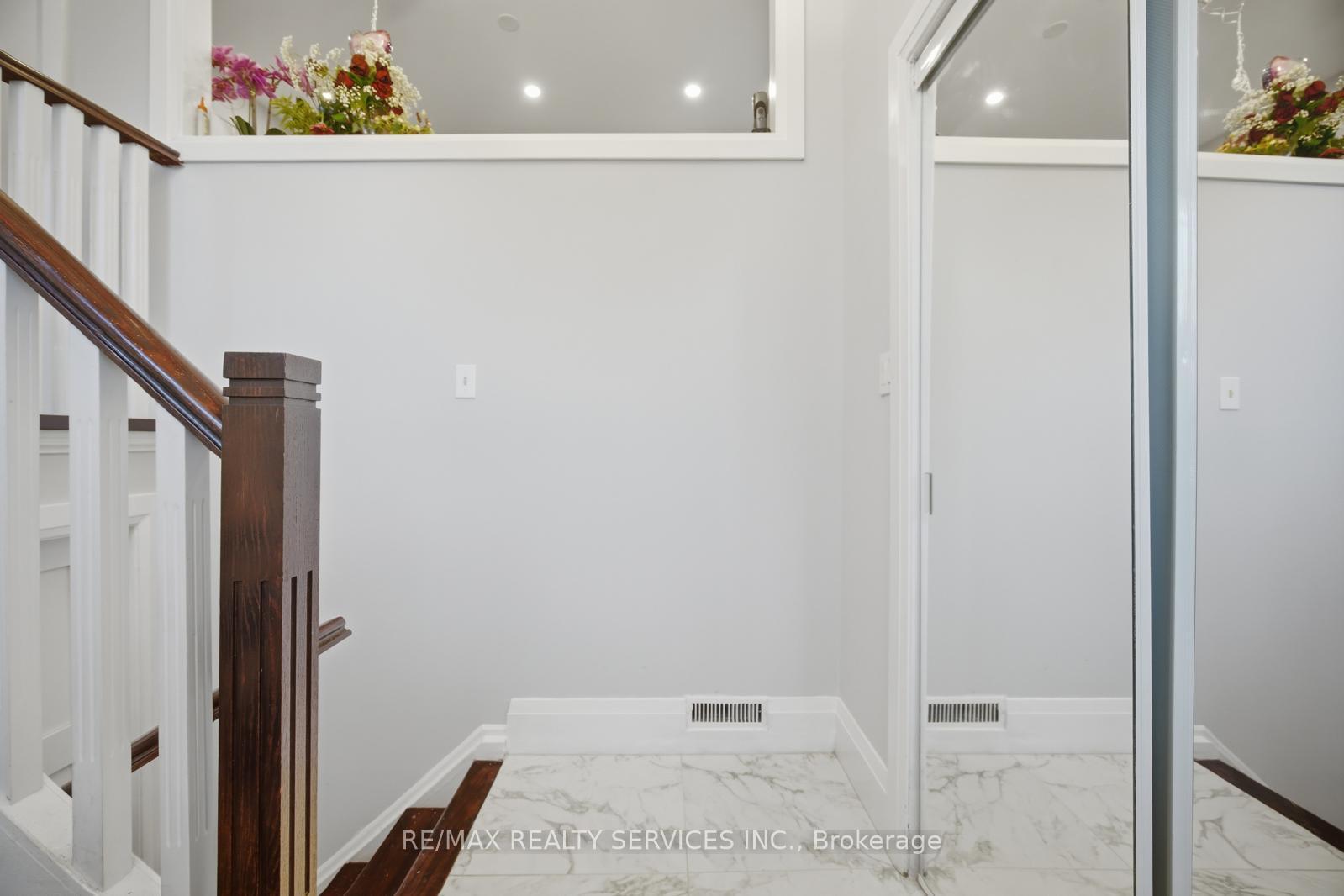 Photo 5 of 3344 Chipley Crescent, Mississauga, Malton — HOMEH