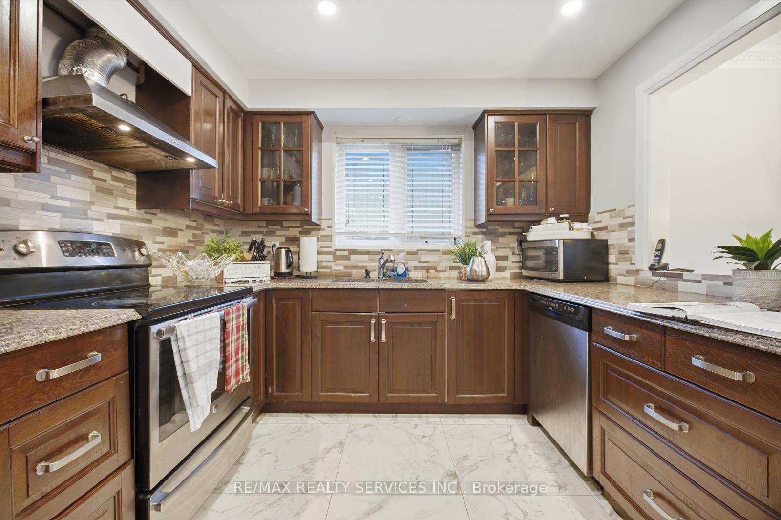 Photo 12 of 3344 Chipley Crescent, Mississauga, Malton — HOMEH