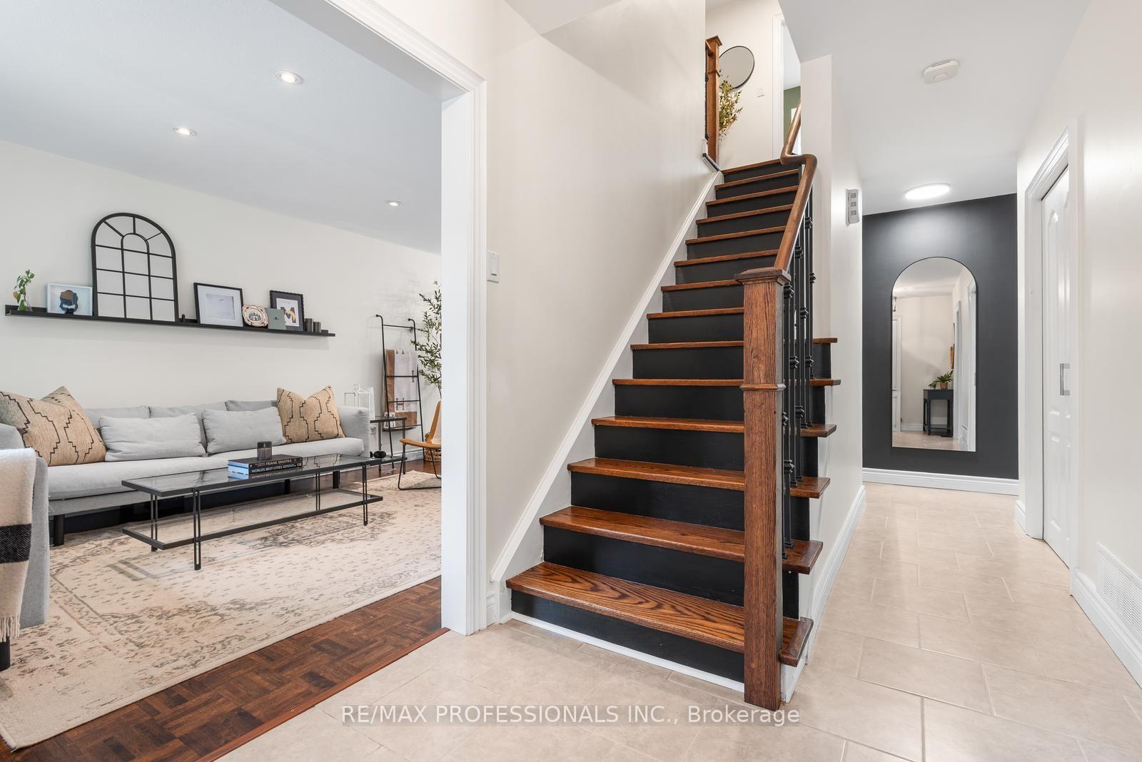 Photo 2 of 37 Birchleaf Crescent, Etobicoke, Willowridge-Martingrove-Richview — HOMEH