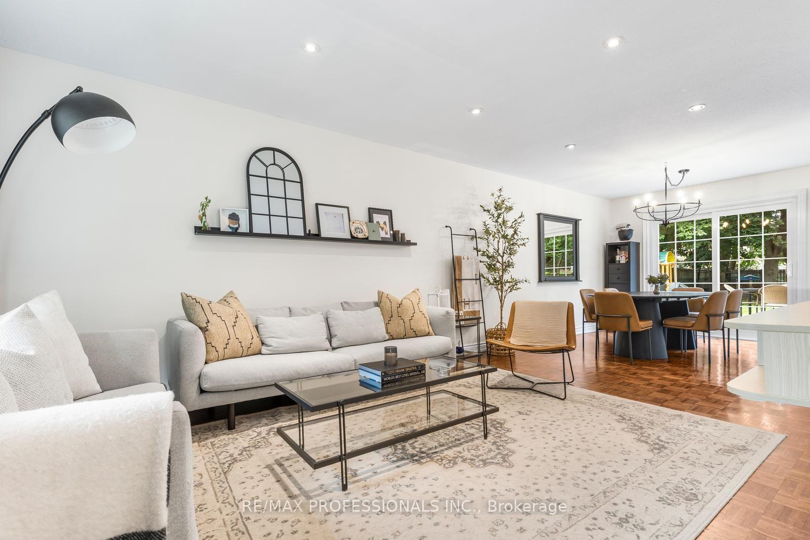 Photo 3 of 37 Birchleaf Crescent, Etobicoke, Willowridge-Martingrove-Richview — HOMEH