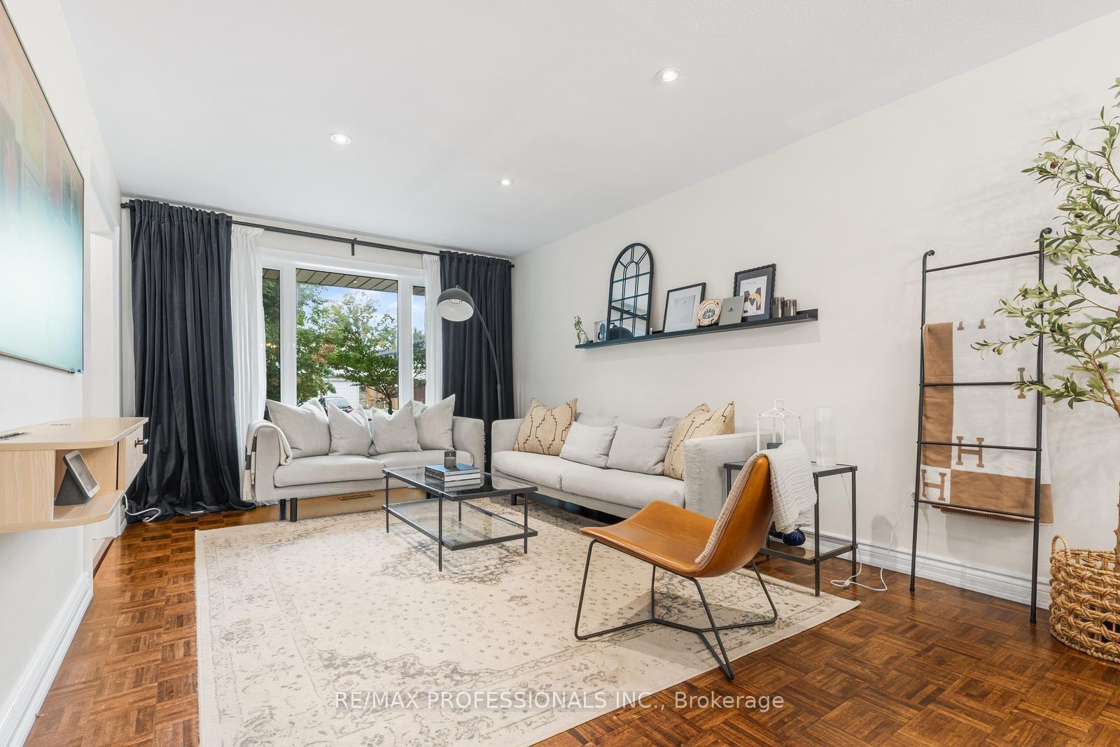 Photo 5 of 37 Birchleaf Crescent, Etobicoke, Willowridge-Martingrove-Richview — HOMEH
