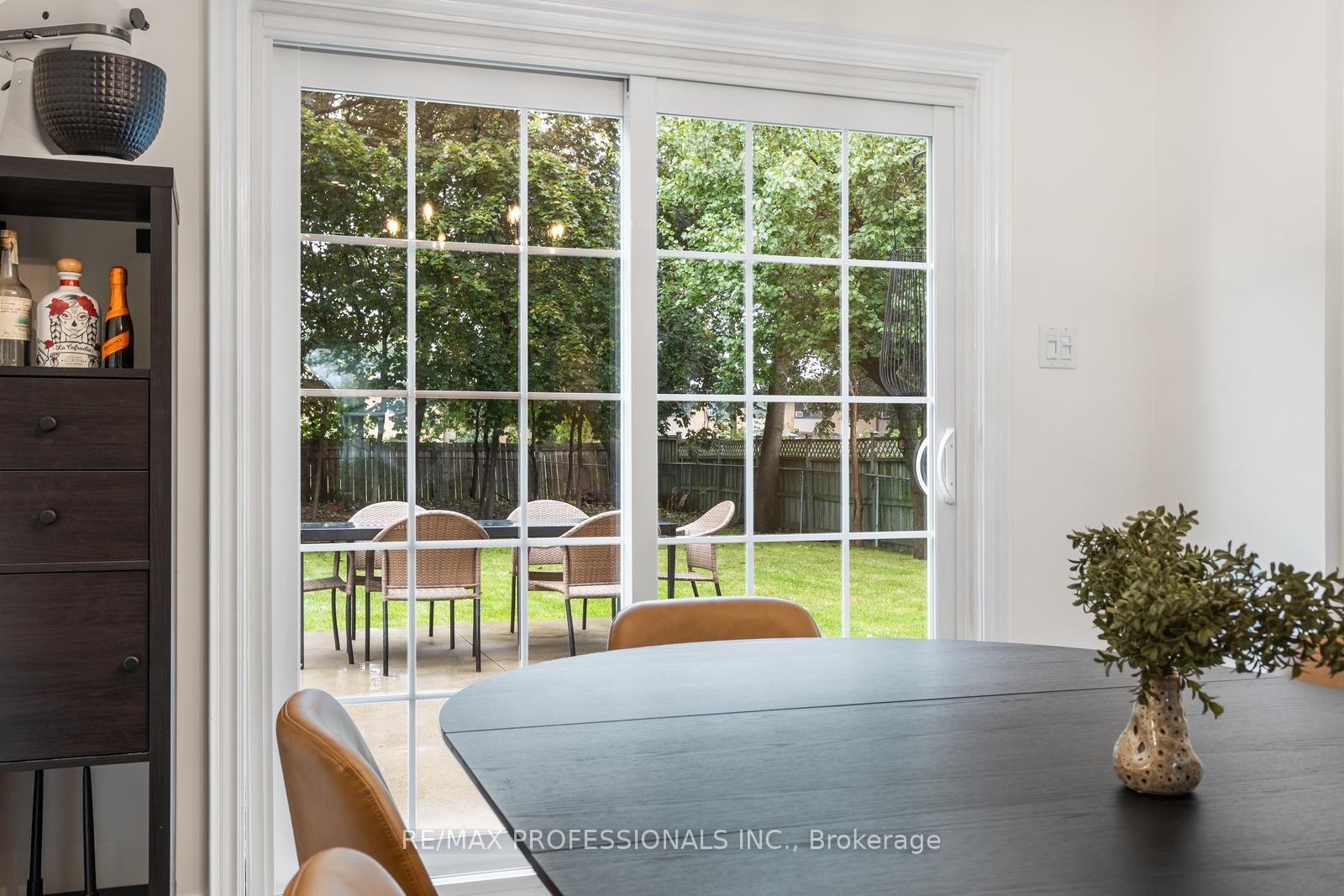 Photo 7 of 37 Birchleaf Crescent, Etobicoke, Willowridge-Martingrove-Richview — HOMEH