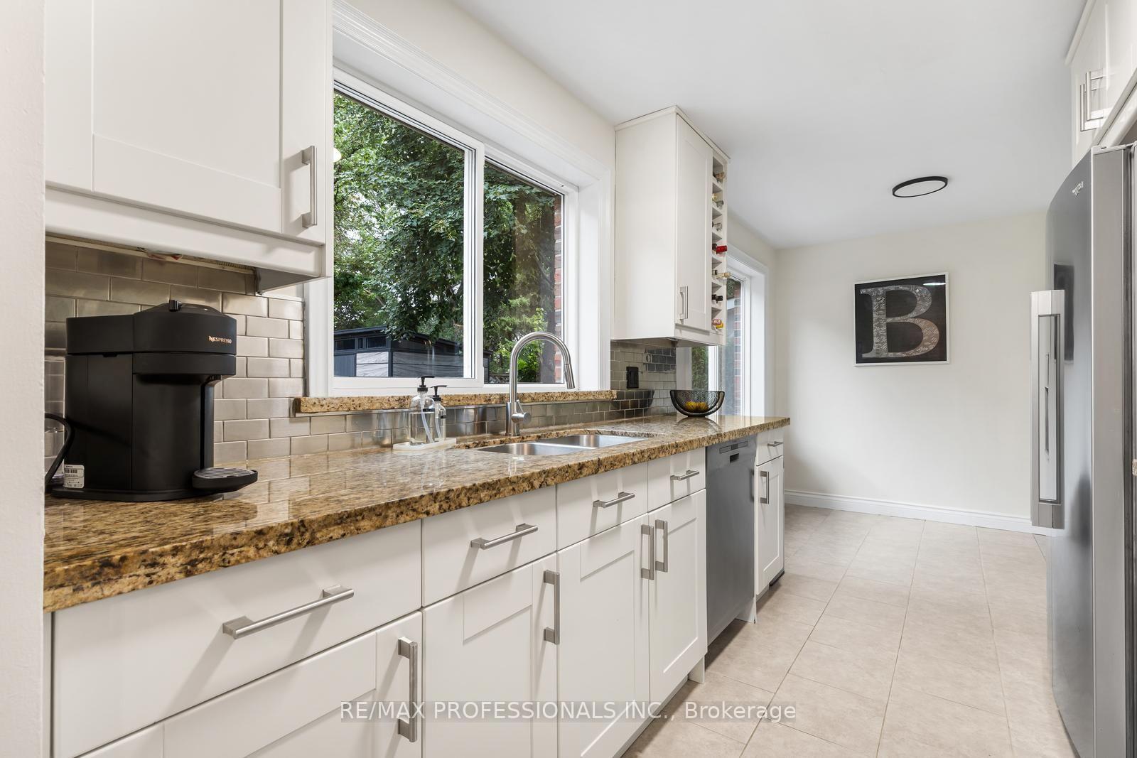 Photo 9 of 37 Birchleaf Crescent, Etobicoke, Willowridge-Martingrove-Richview — HOMEH