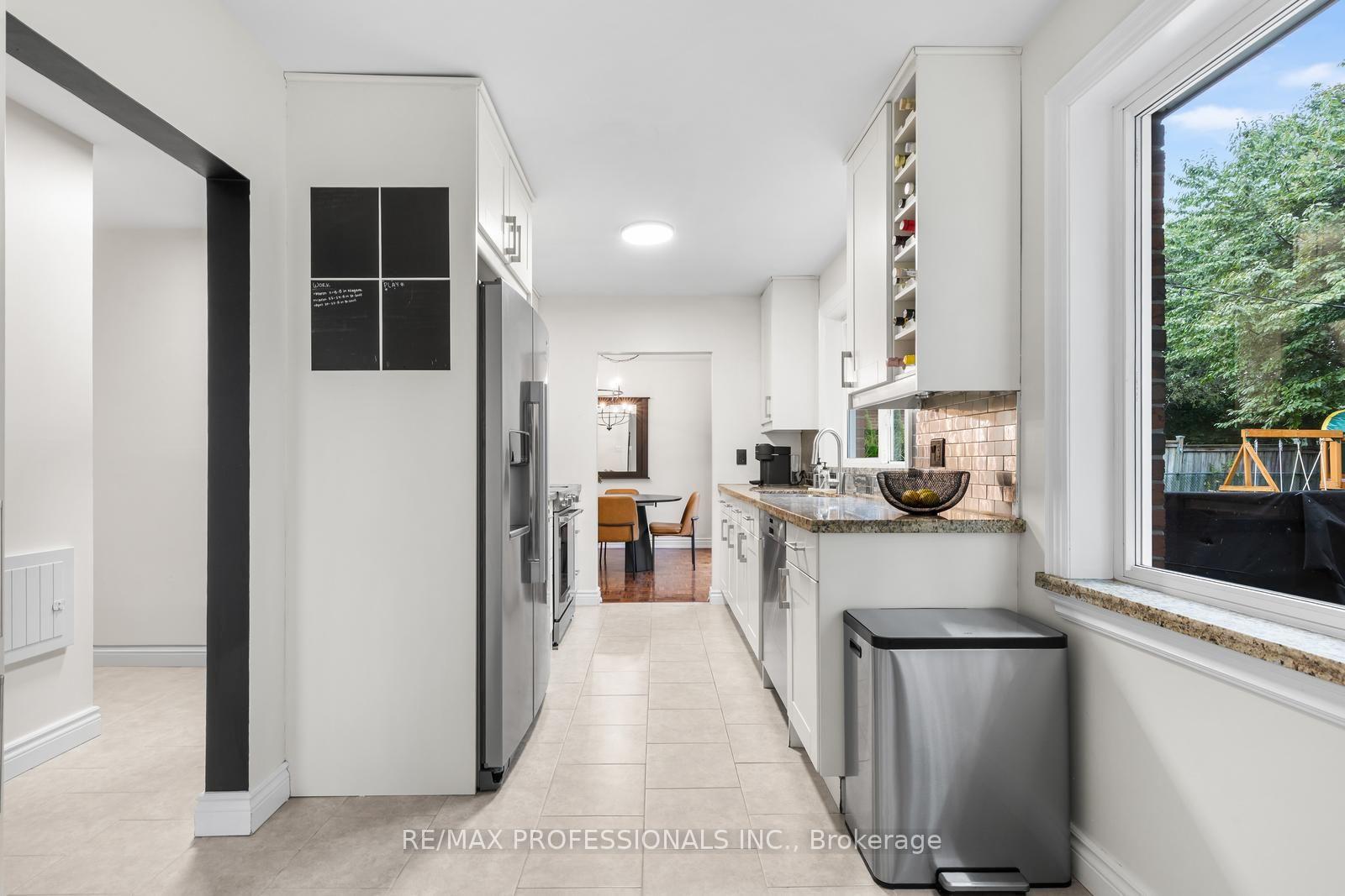 Photo 10 of 37 Birchleaf Crescent, Etobicoke, Willowridge-Martingrove-Richview — HOMEH
