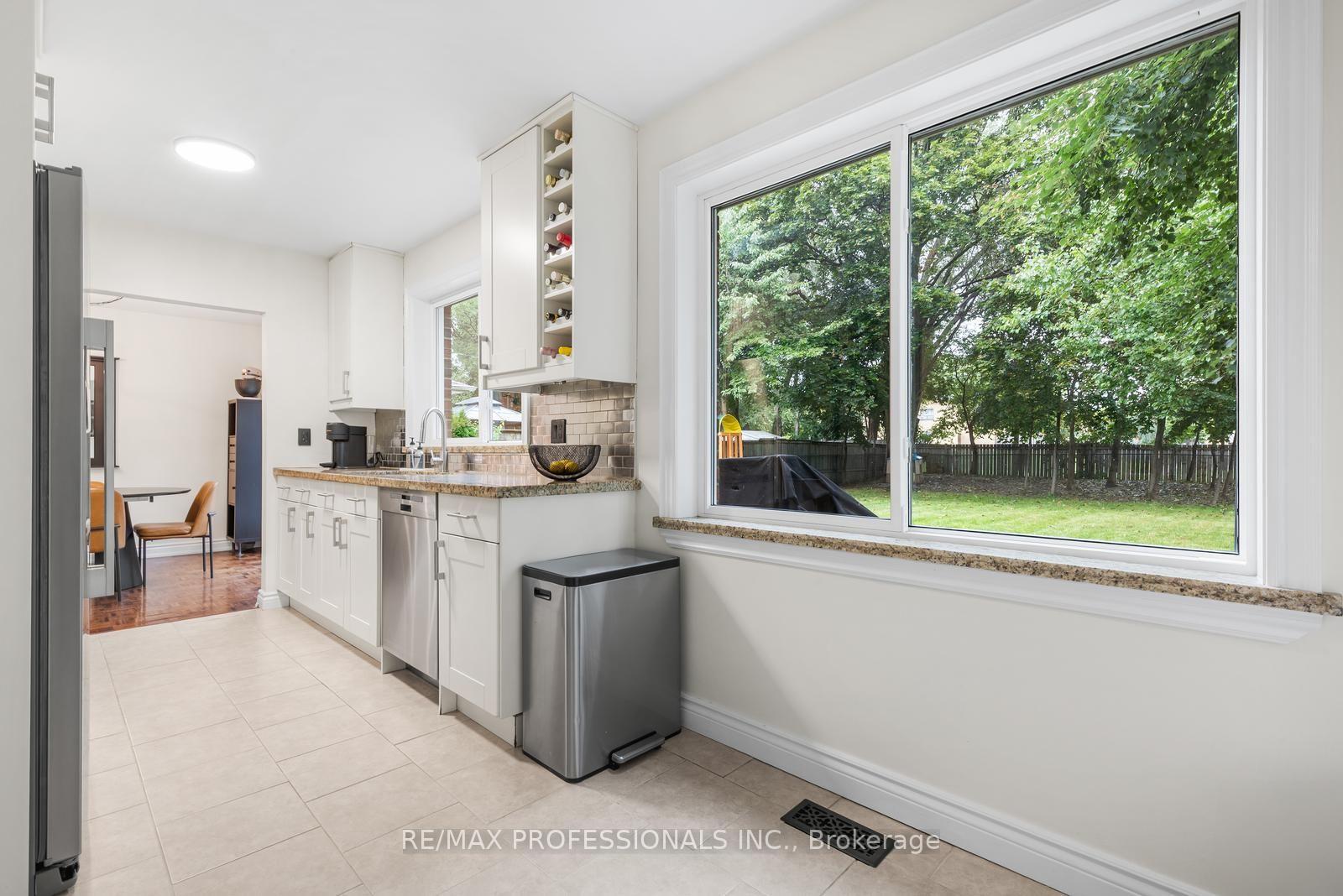 Photo 11 of 37 Birchleaf Crescent, Etobicoke, Willowridge-Martingrove-Richview — HOMEH