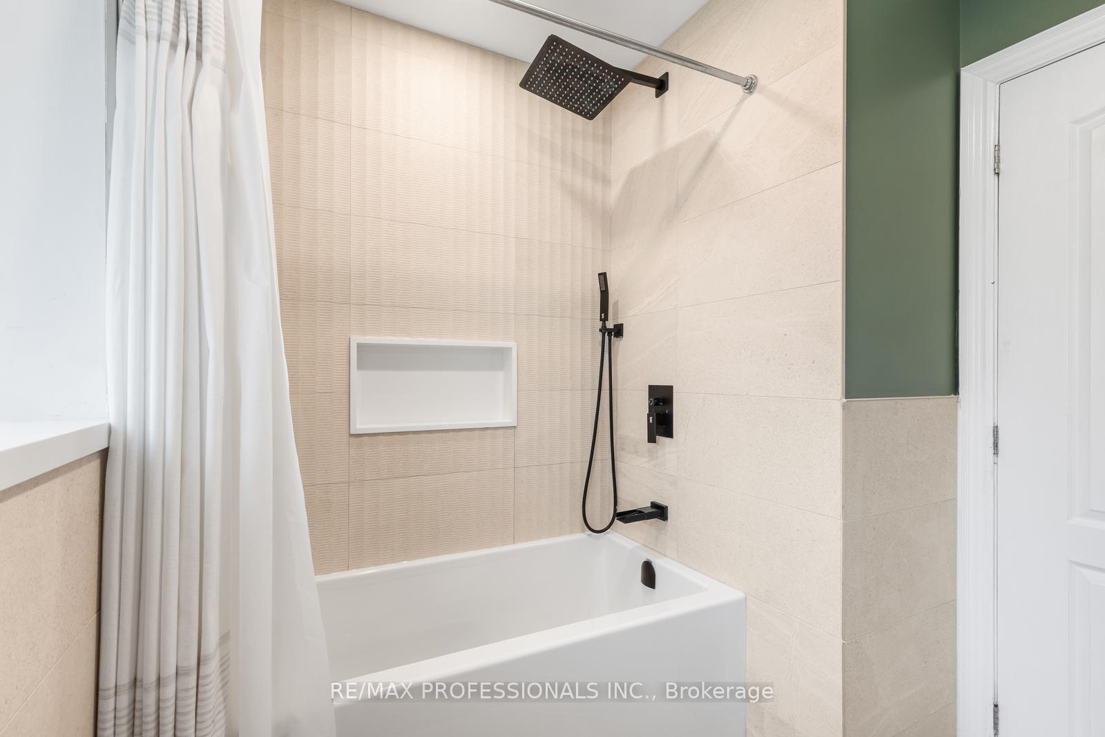 Photo 23 of 37 Birchleaf Crescent, Etobicoke, Willowridge-Martingrove-Richview — HOMEH