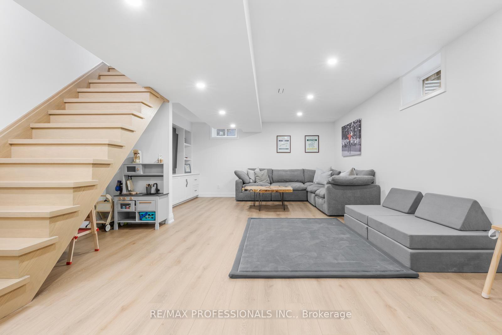 Photo 31 of 37 Birchleaf Crescent, Etobicoke, Willowridge-Martingrove-Richview — HOMEH
