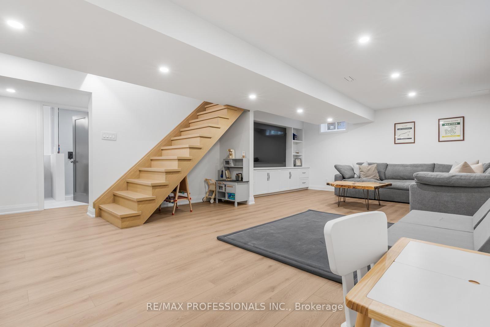 Photo 32 of 37 Birchleaf Crescent, Etobicoke, Willowridge-Martingrove-Richview — HOMEH
