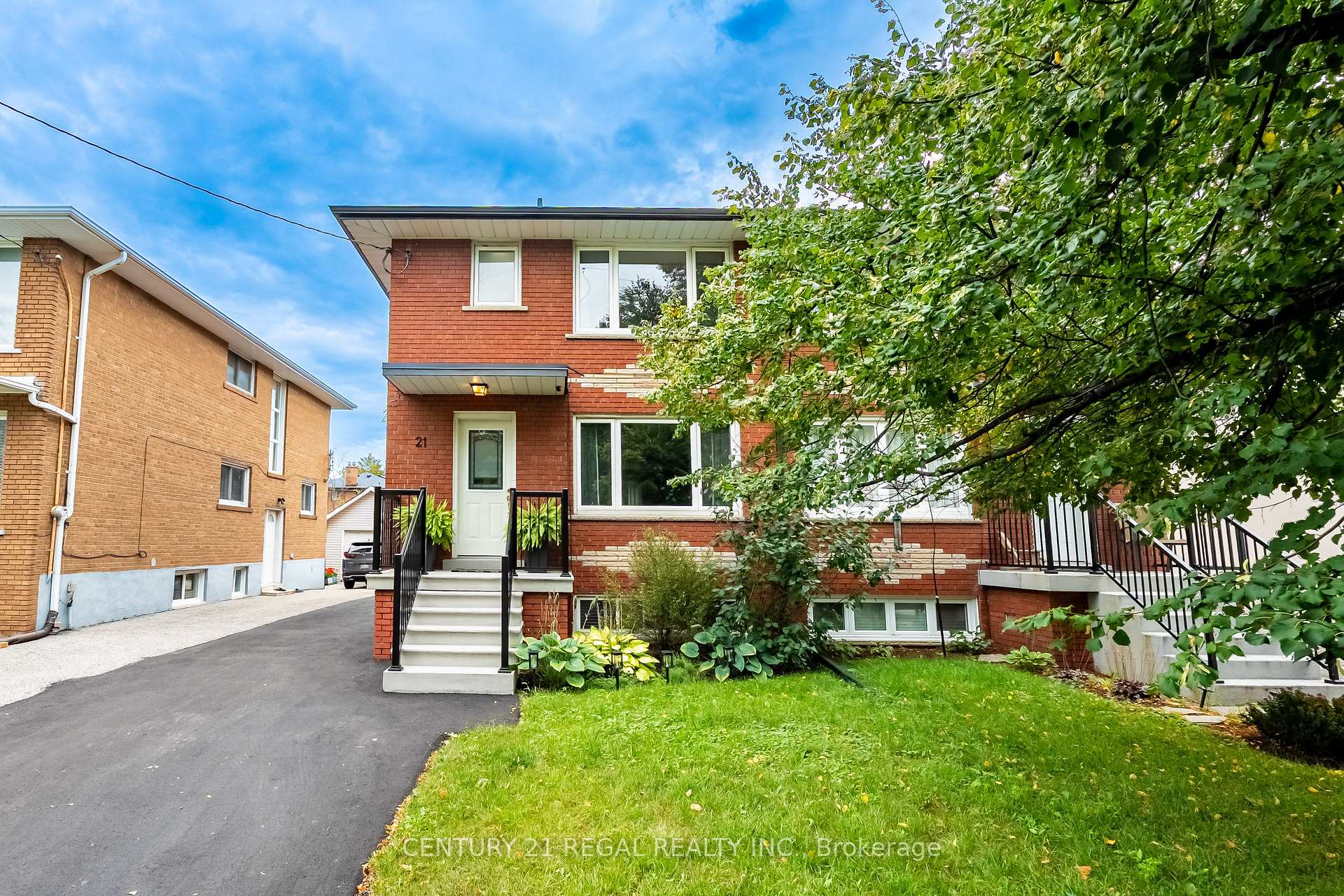 Photo 3 of 21 Burlingame Road, Etobicoke, Alderwood — HOMEH