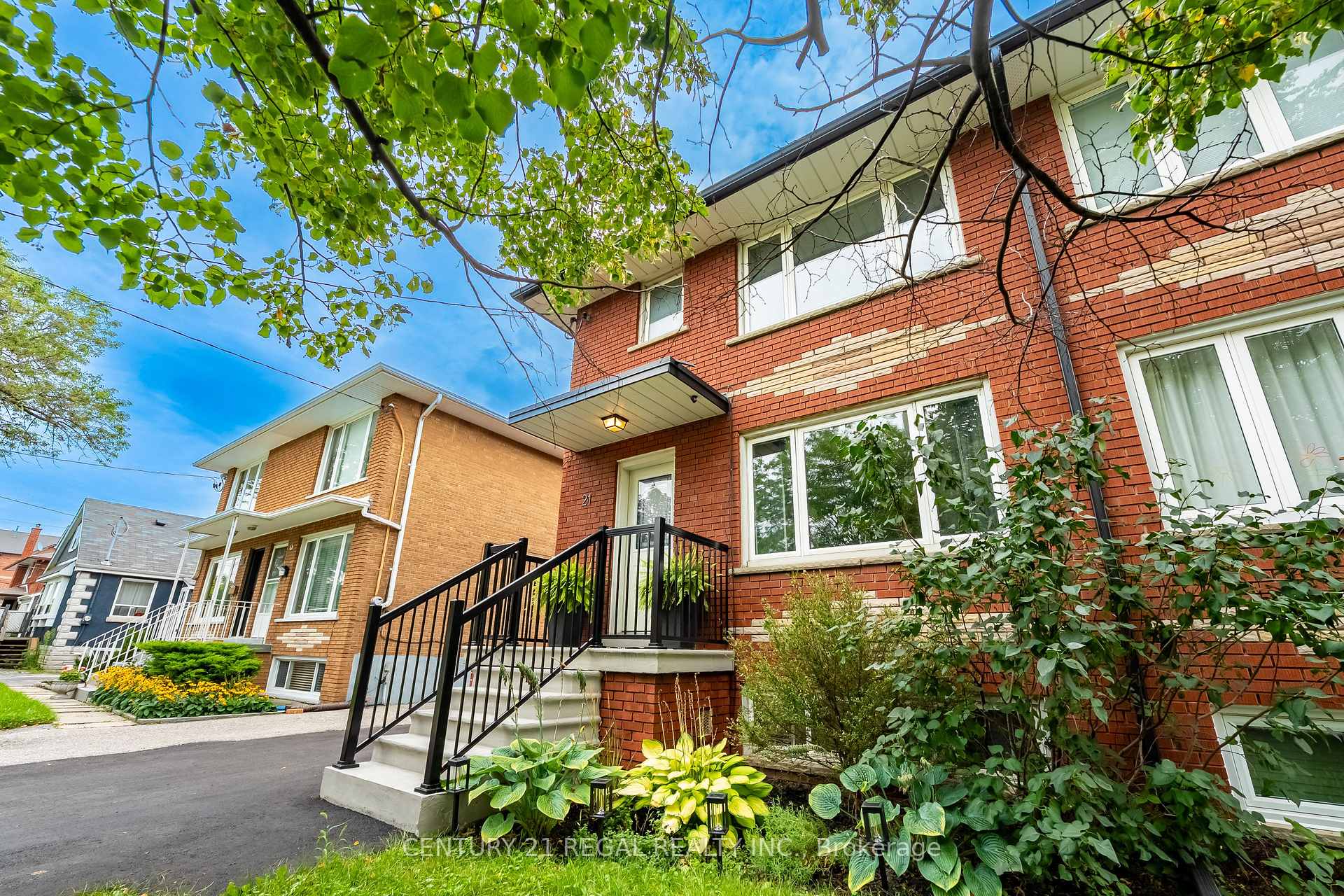 Photo 4 of 21 Burlingame Road, Etobicoke, Alderwood — HOMEH