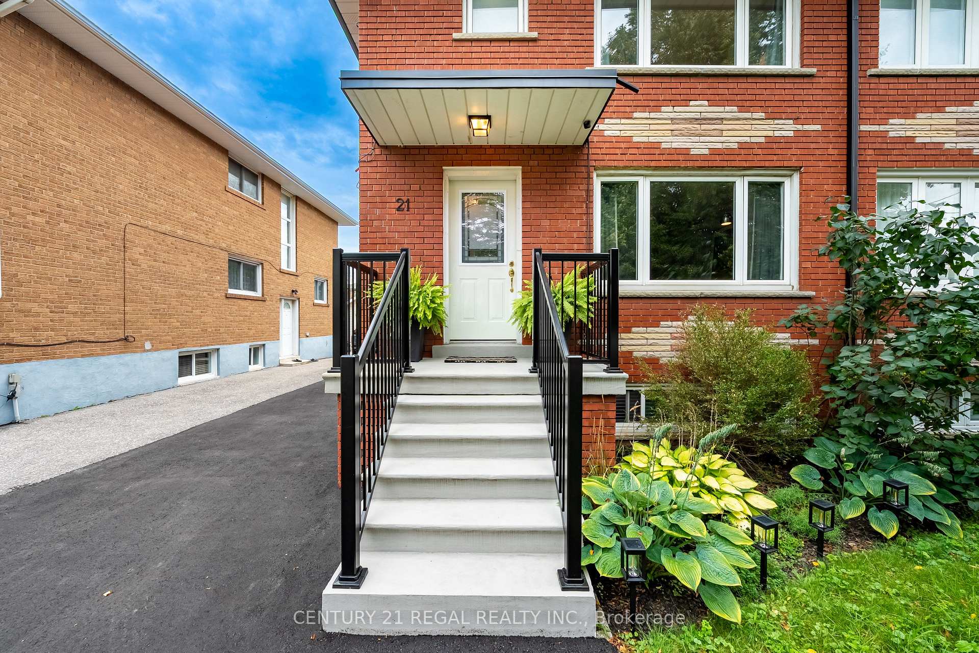 Photo 5 of 21 Burlingame Road, Etobicoke, Alderwood — HOMEH
