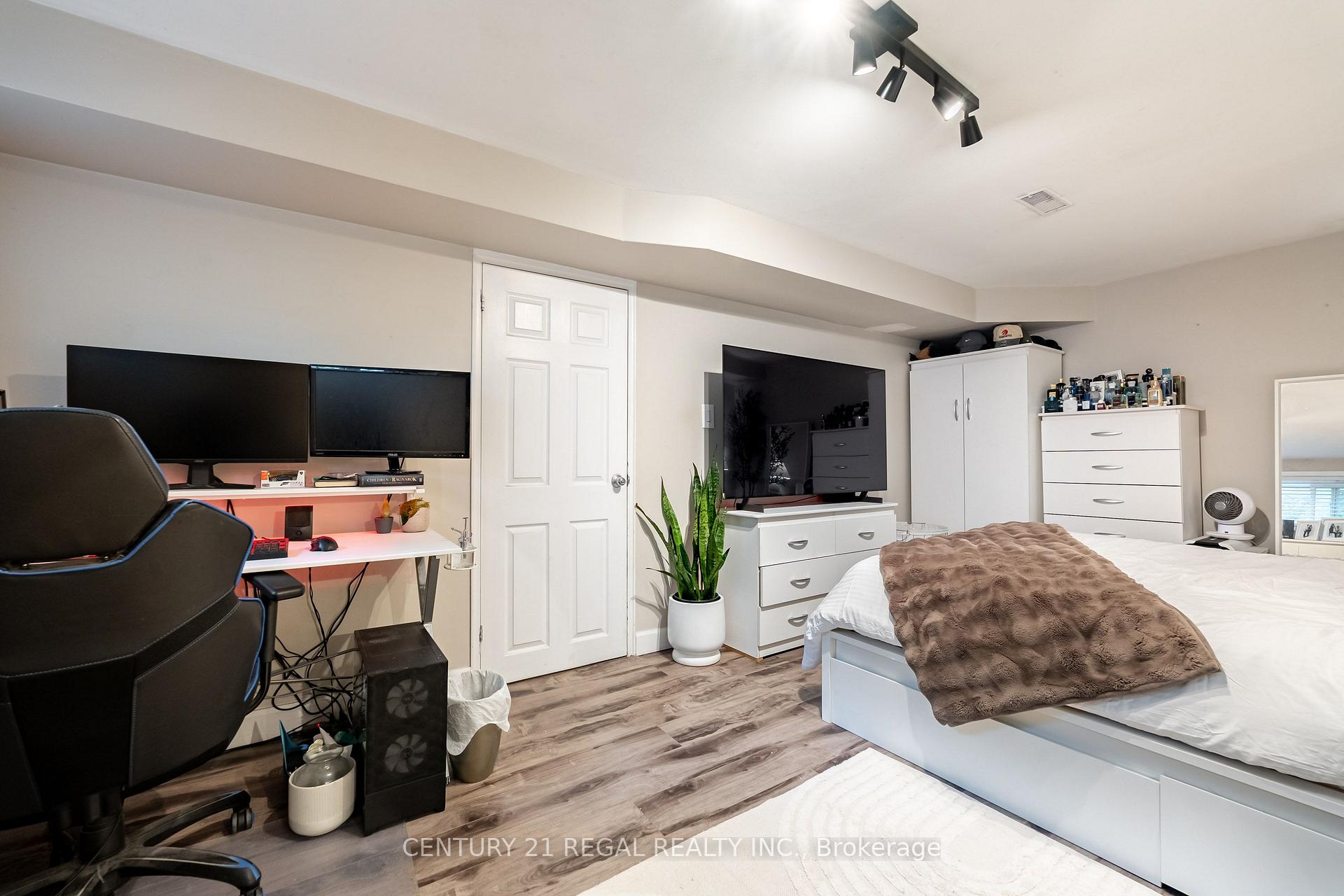 Photo 35 of 21 Burlingame Road, Etobicoke, Alderwood — HOMEH