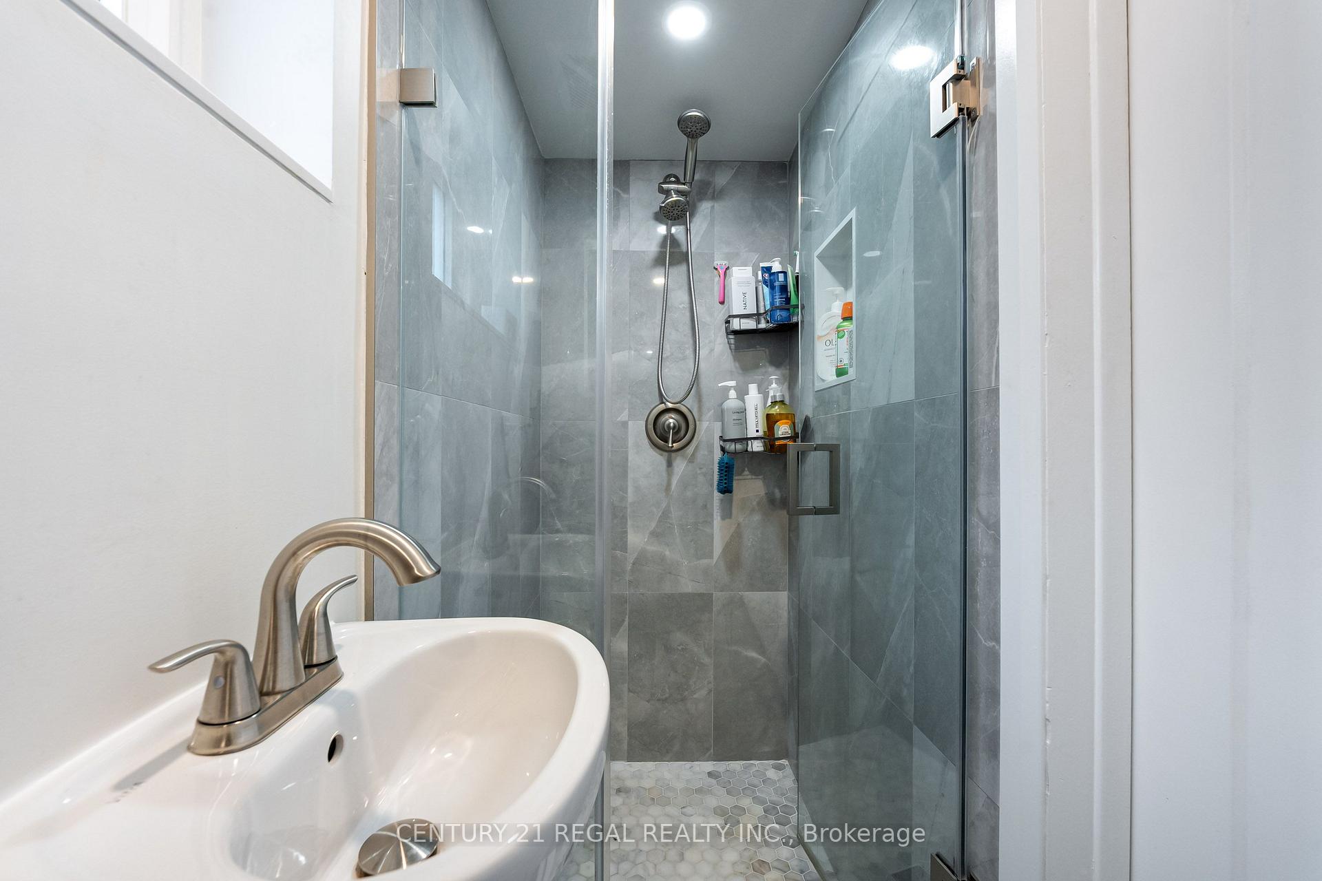 Photo 41 of 21 Burlingame Road, Etobicoke, Alderwood — HOMEH