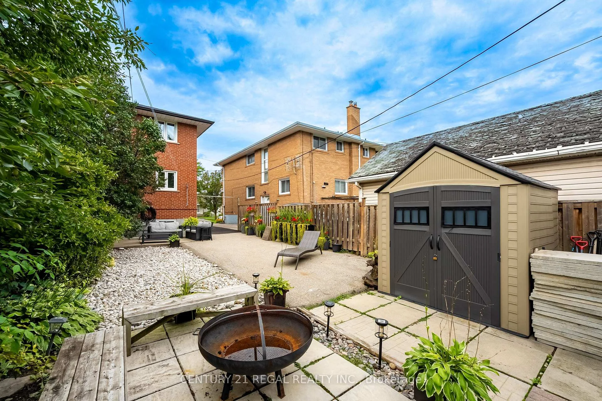Photo 2 of 21 Burlingame Road, Etobicoke, Alderwood — HOMEH