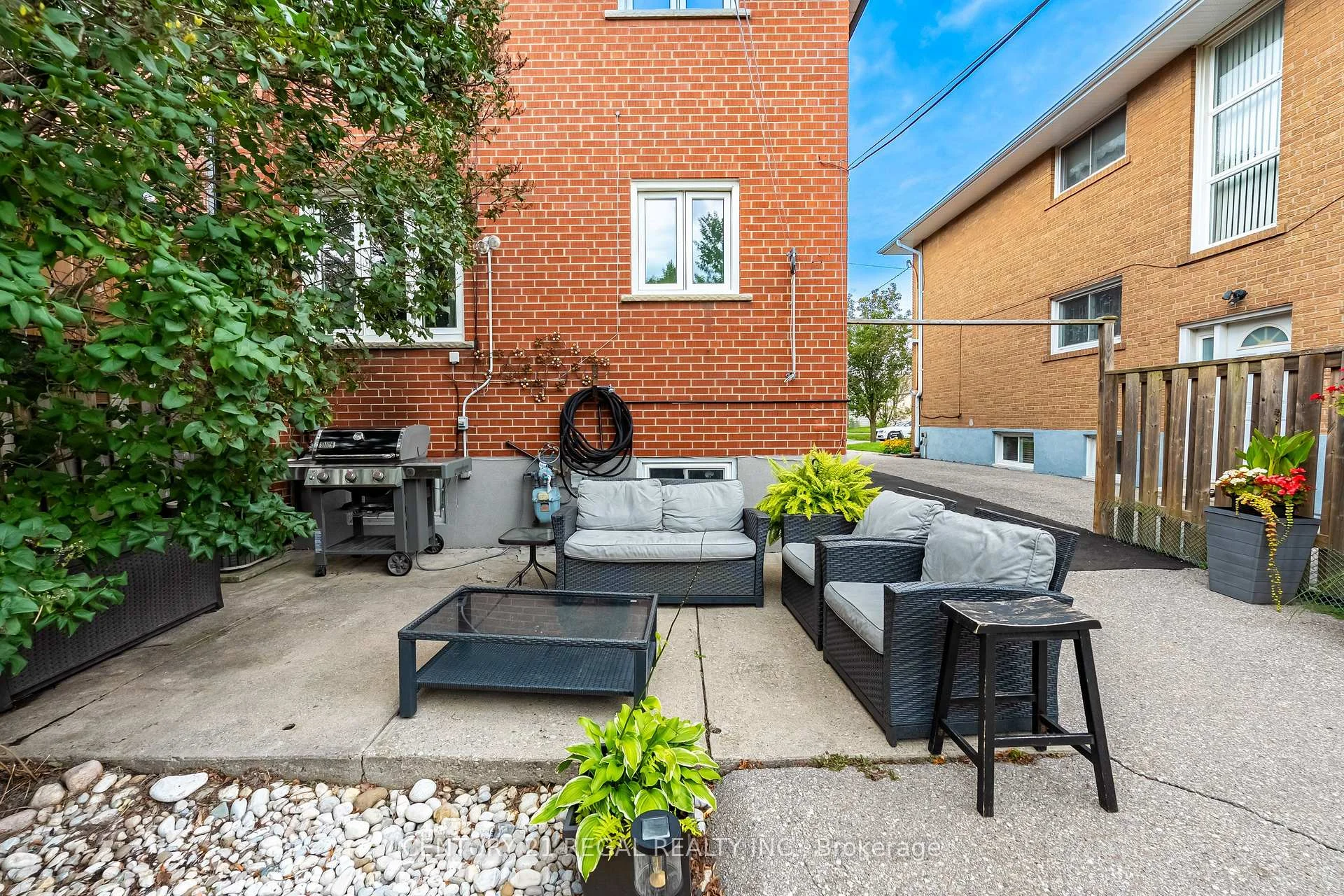 Photo 7 of 21 Burlingame Road, Etobicoke, Alderwood — HOMEH
