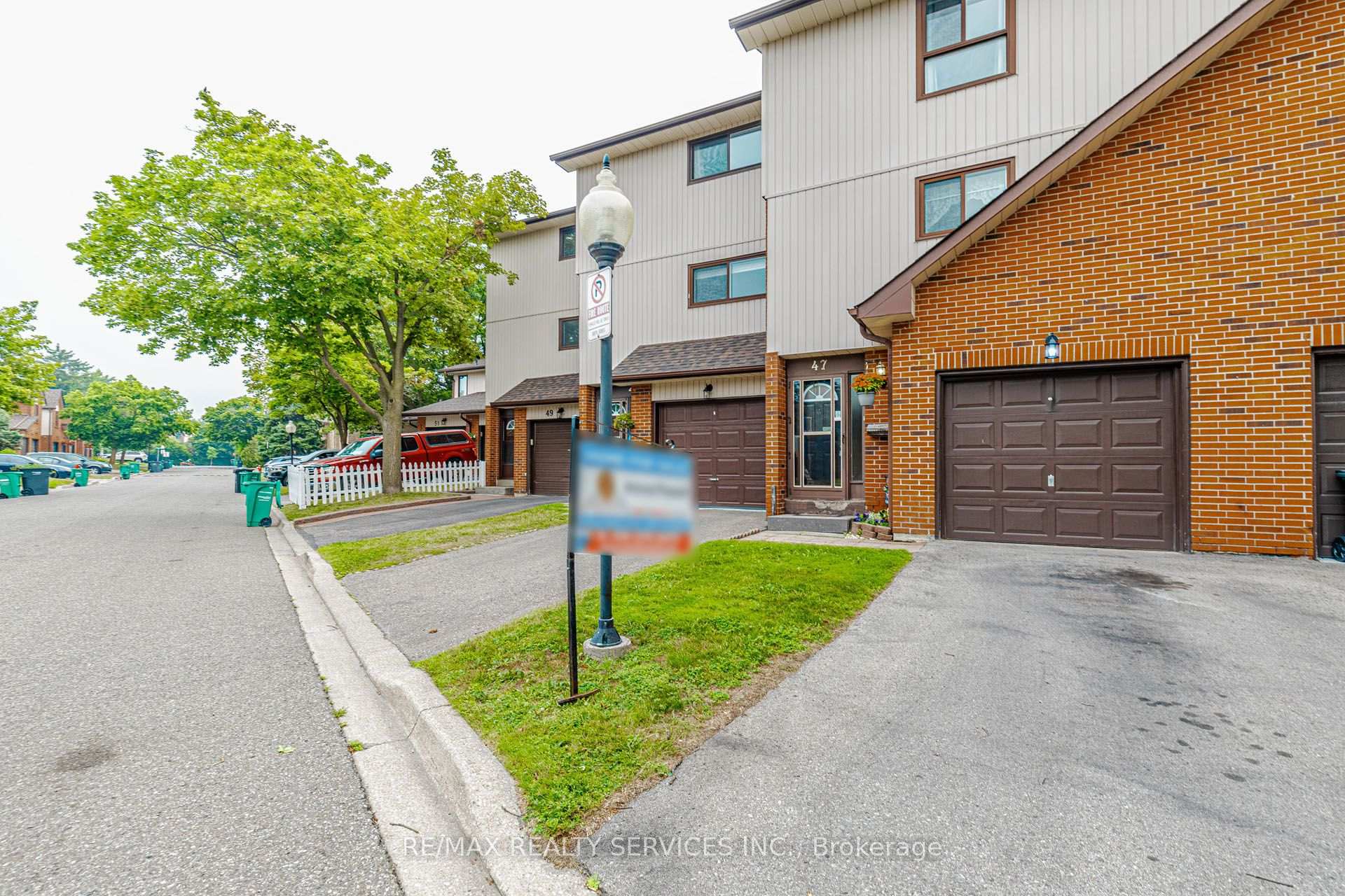 Photo 2 of 47 Dawson Crescent, Brampton, Brampton North — HOMEH