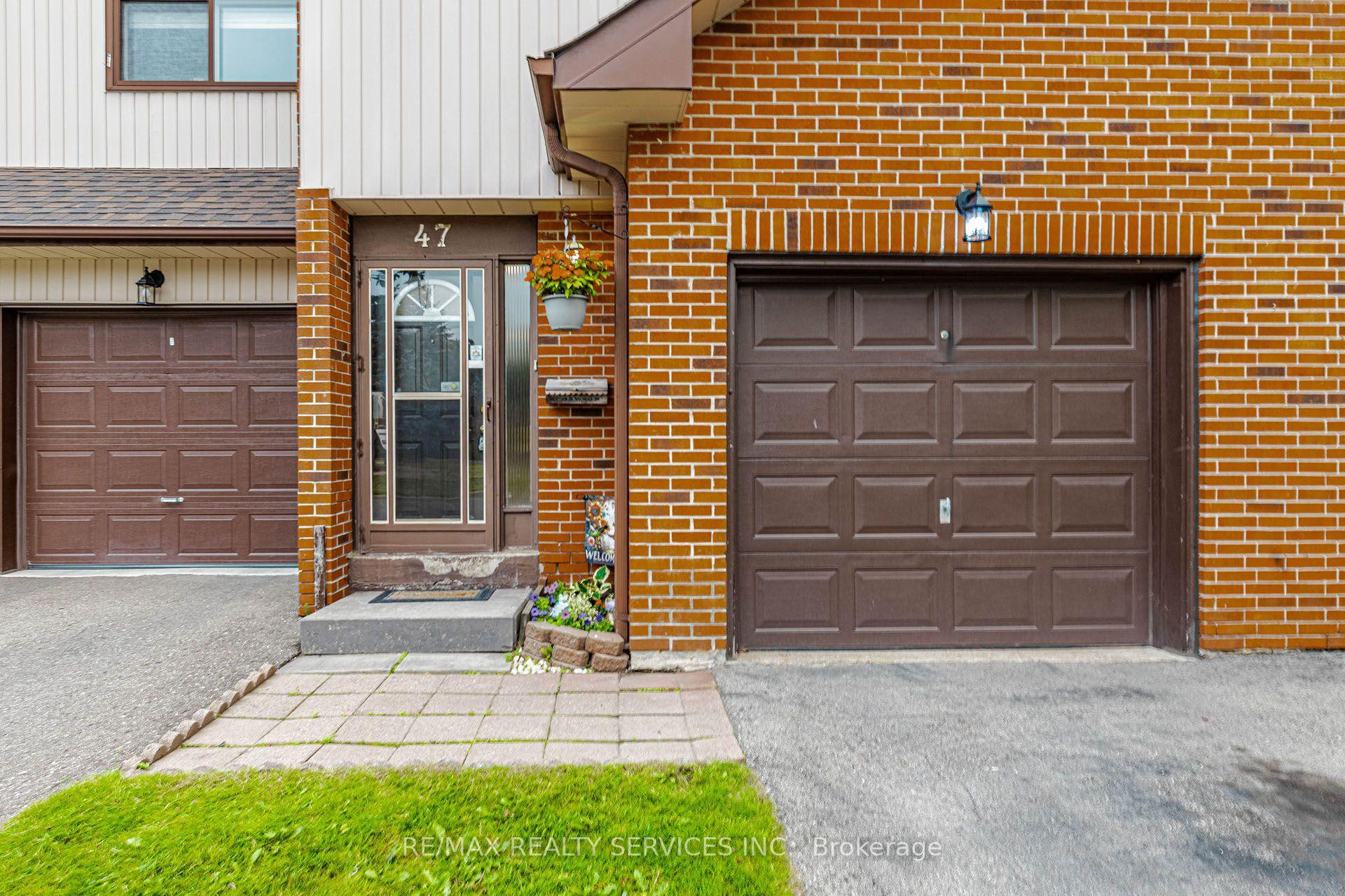 Photo 3 of 47 Dawson Crescent, Brampton, Brampton North — HOMEH