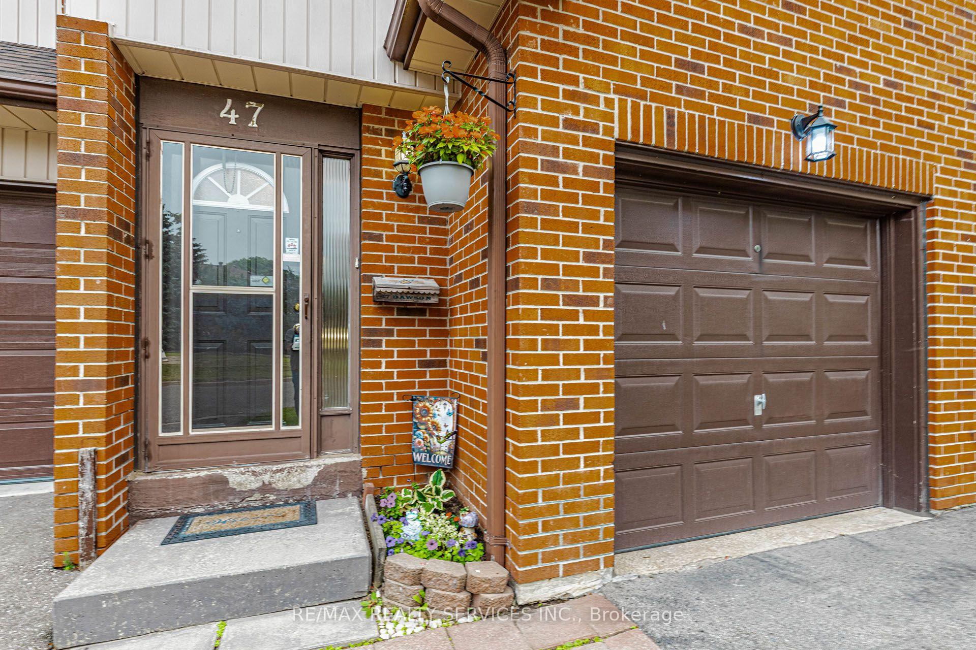 Photo 4 of 47 Dawson Crescent, Brampton, Brampton North — HOMEH