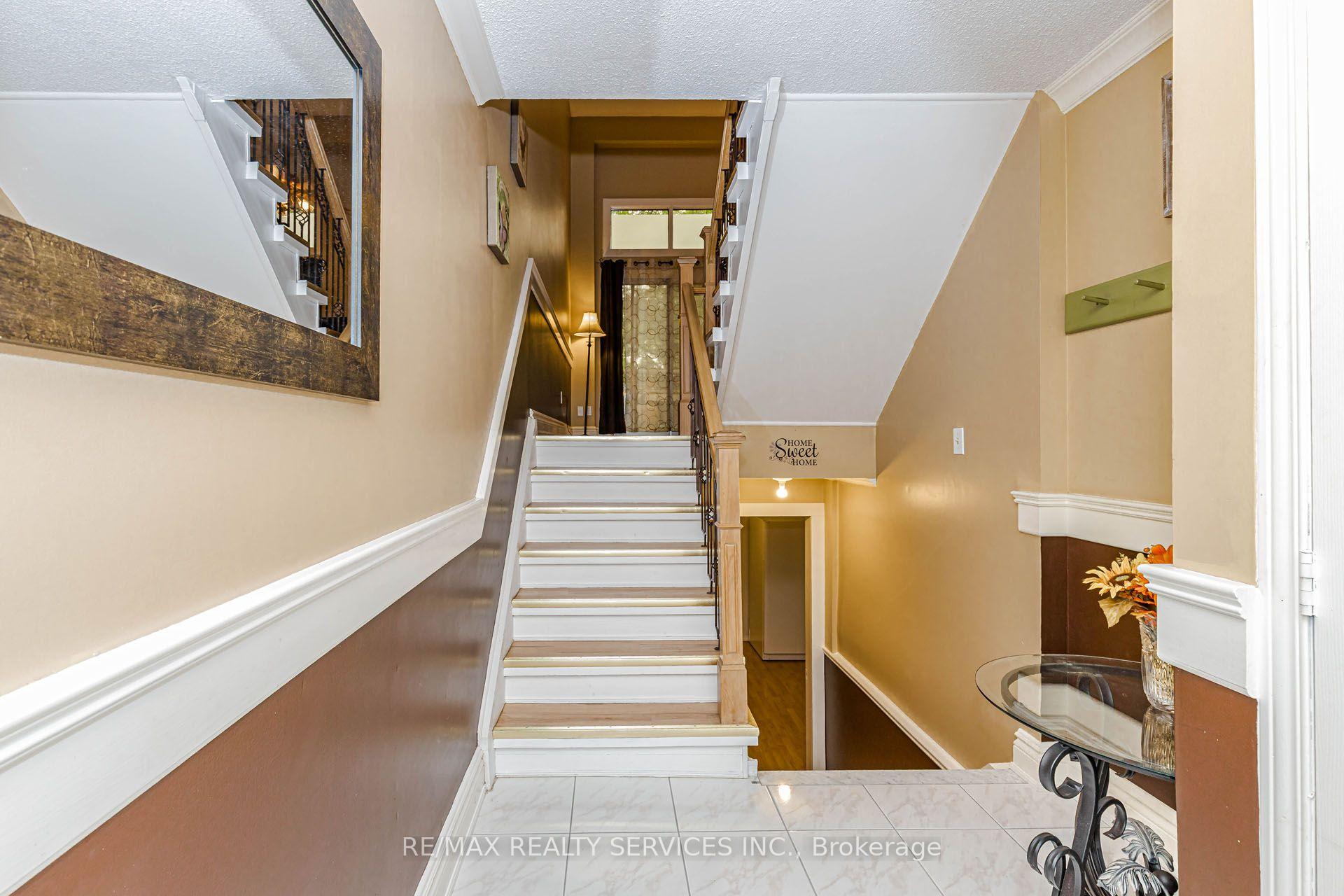 Photo 5 of 47 Dawson Crescent, Brampton, Brampton North — HOMEH