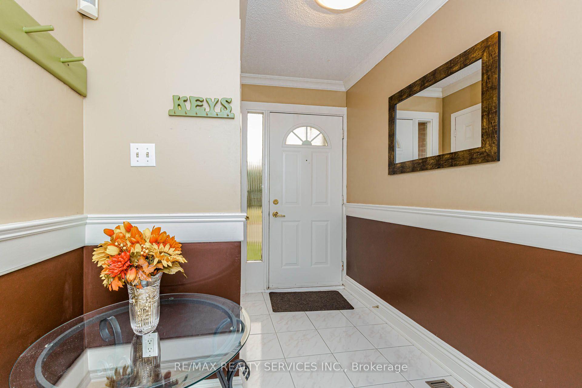 Photo 6 of 47 Dawson Crescent, Brampton, Brampton North — HOMEH