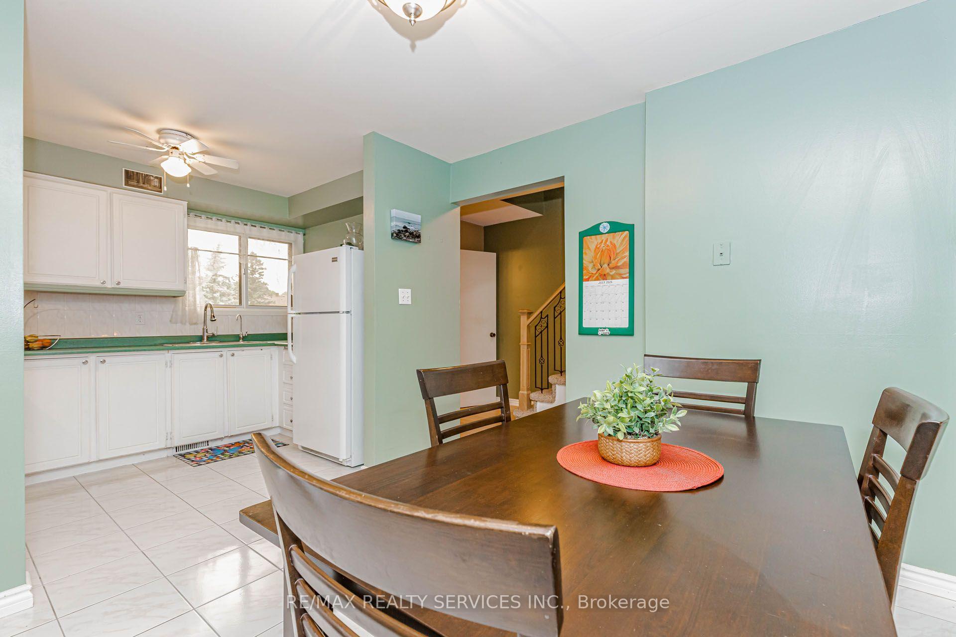 Photo 13 of 47 Dawson Crescent, Brampton, Brampton North — HOMEH