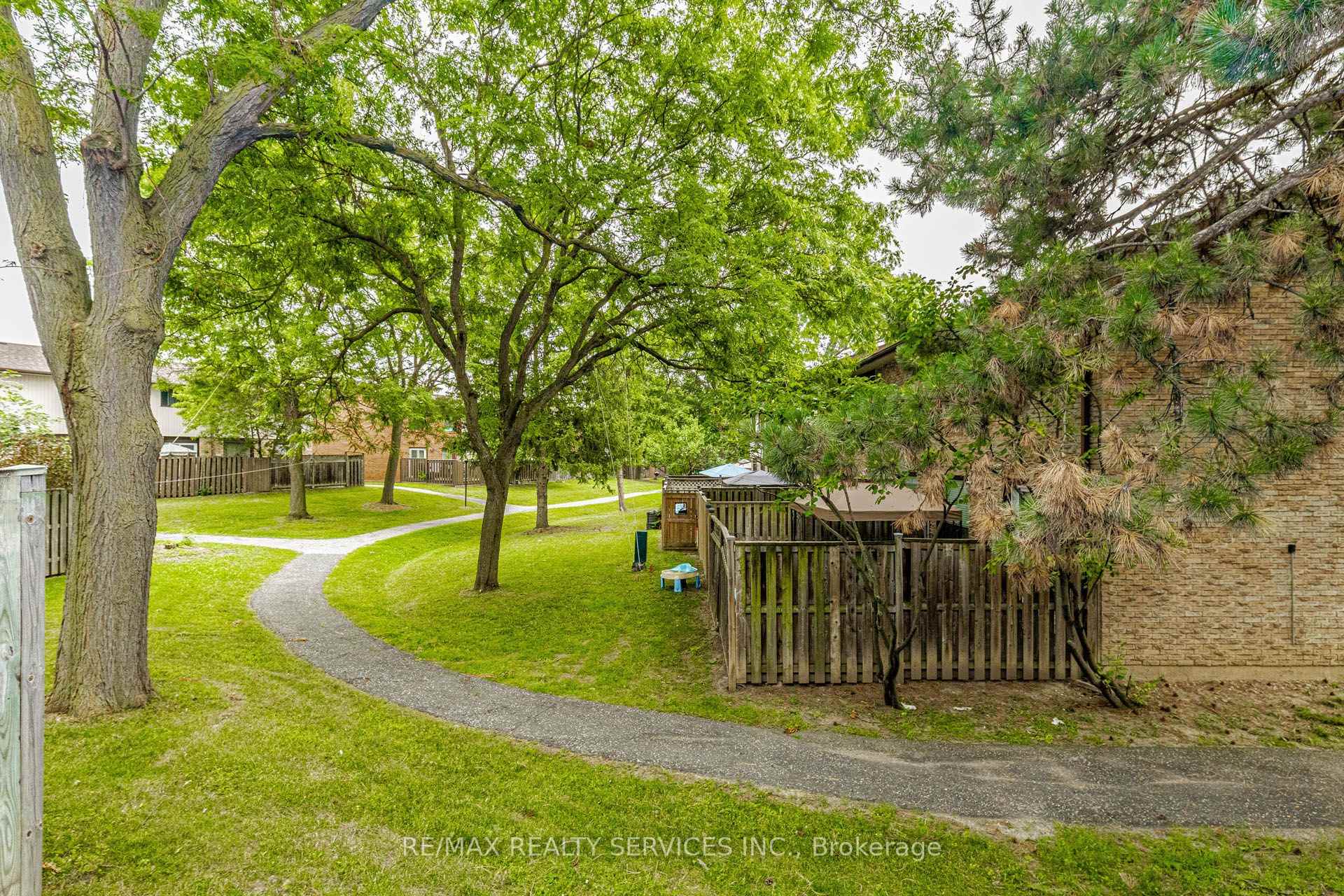 Photo 31 of 47 Dawson Crescent, Brampton, Brampton North — HOMEH