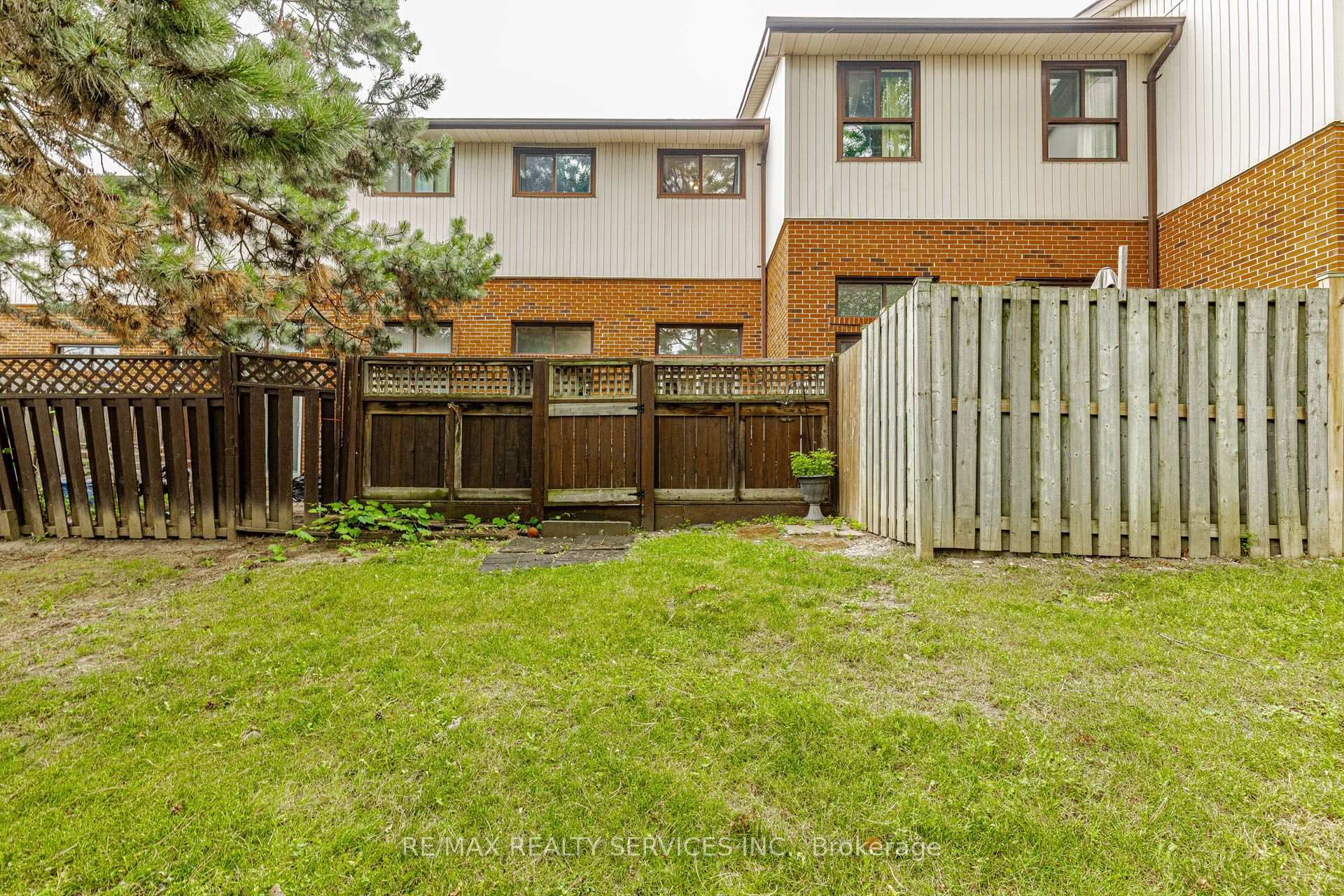 Photo 32 of 47 Dawson Crescent, Brampton, Brampton North — HOMEH