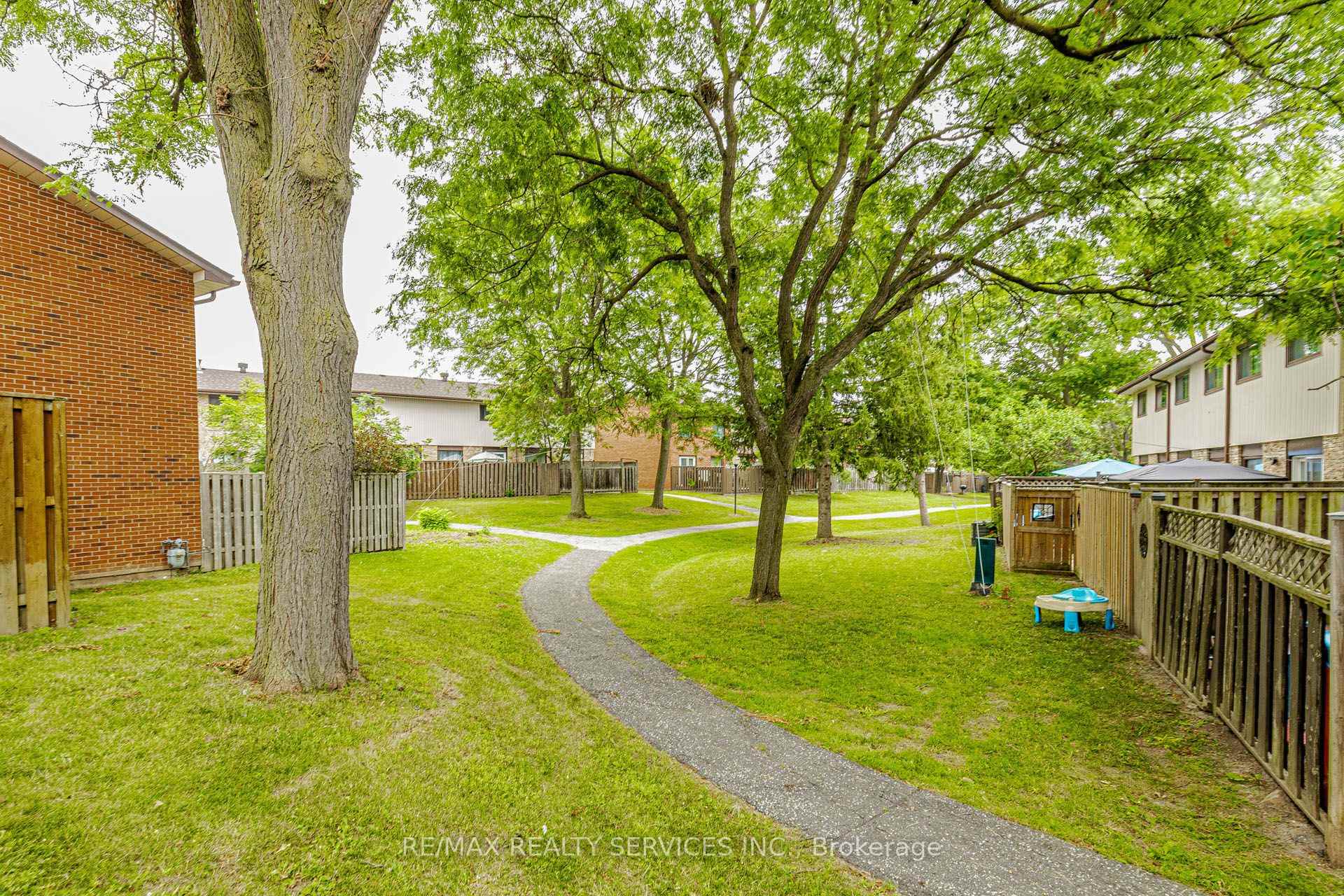 Photo 33 of 47 Dawson Crescent, Brampton, Brampton North — HOMEH