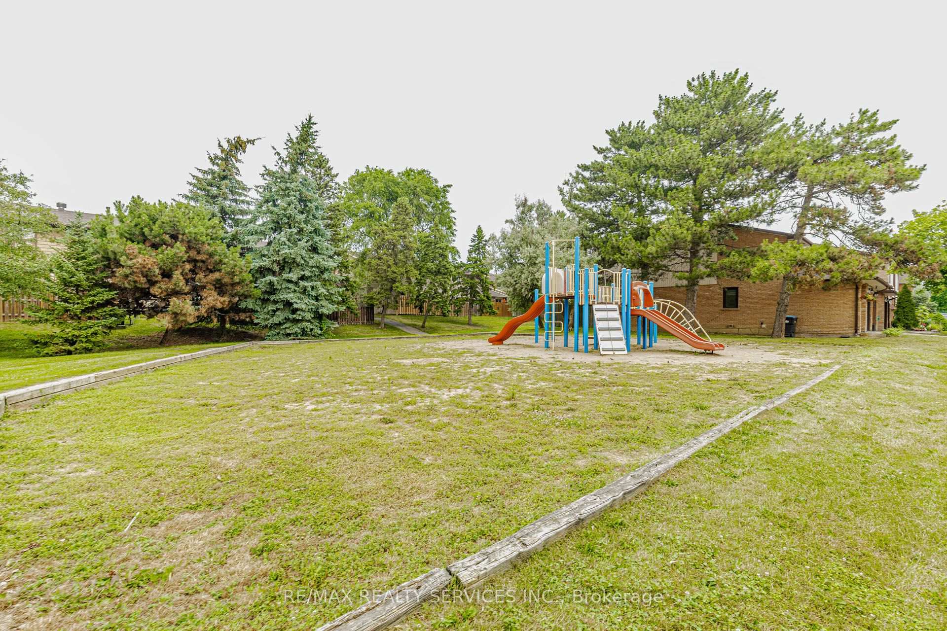 Photo 34 of 47 Dawson Crescent, Brampton, Brampton North — HOMEH