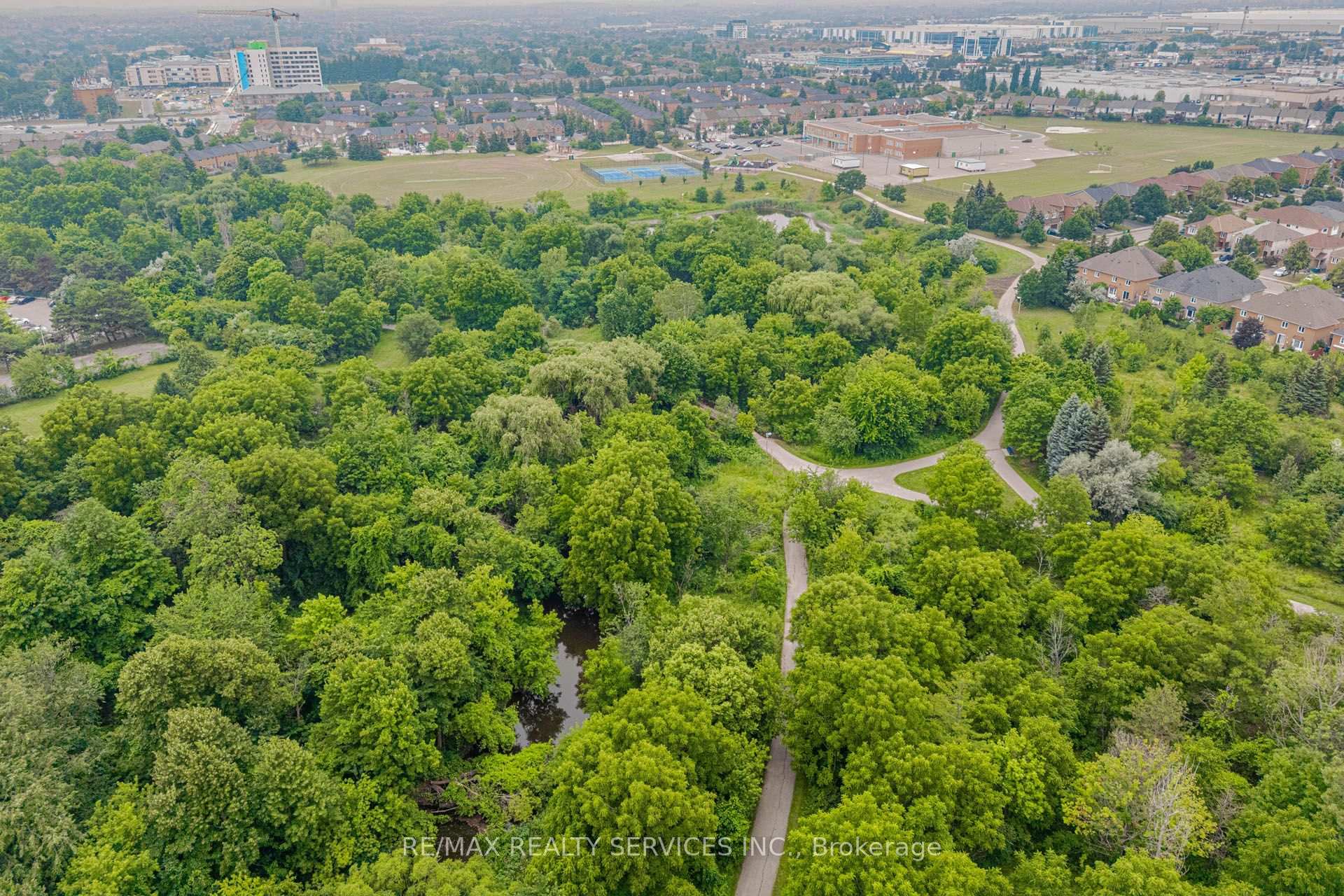 Photo 38 of 47 Dawson Crescent, Brampton, Brampton North — HOMEH