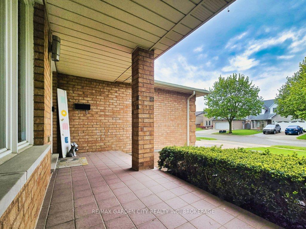 Photo 4 of 20 Consiglia Drive, St. Catharines, Rykert/Vansickle — HOMEH