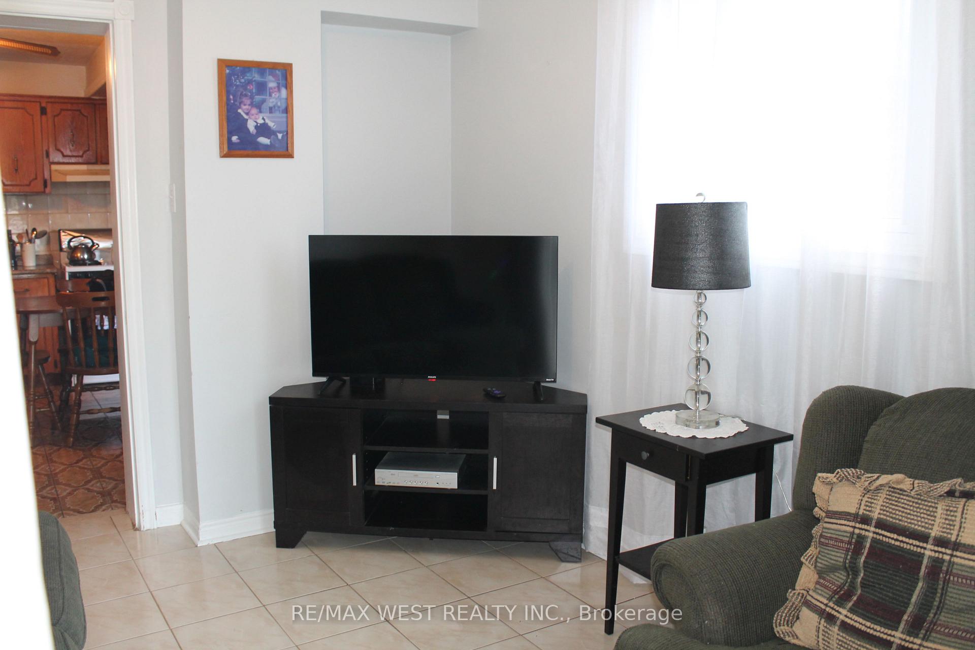 Photo 3 of 11A Woodcroft Crescent, Toronto, Caledonia-Fairbank — HOMEH