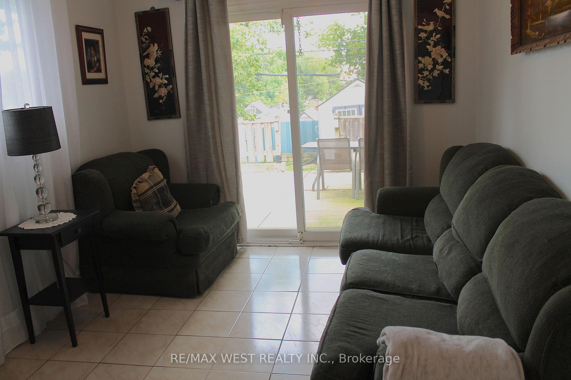 Photo 4 of 11A Woodcroft Crescent, Toronto, Caledonia-Fairbank — HOMEH