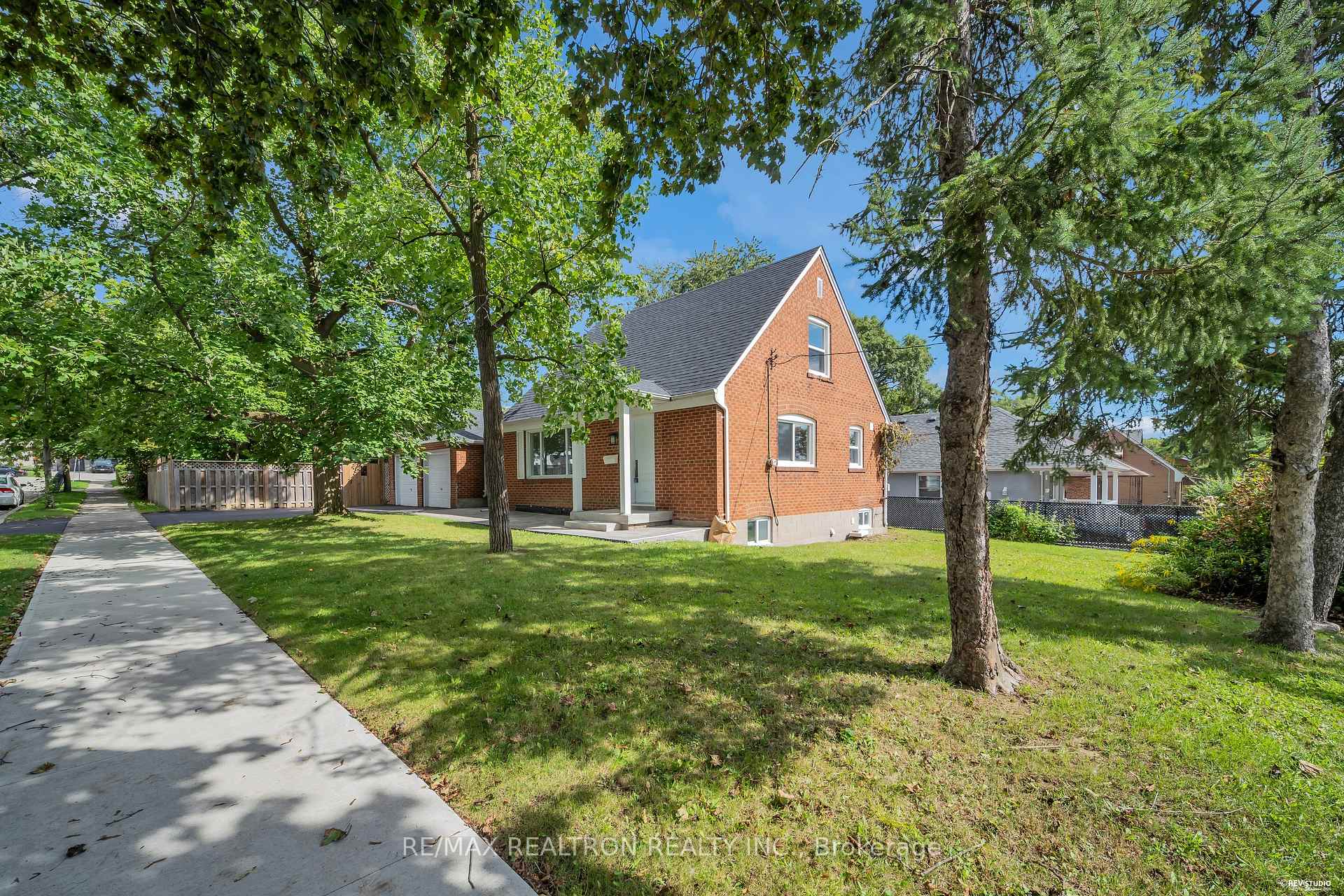 Photo 2 of 11 Harrow Drive, North York, Brookhaven-Amesbury — HOMEH