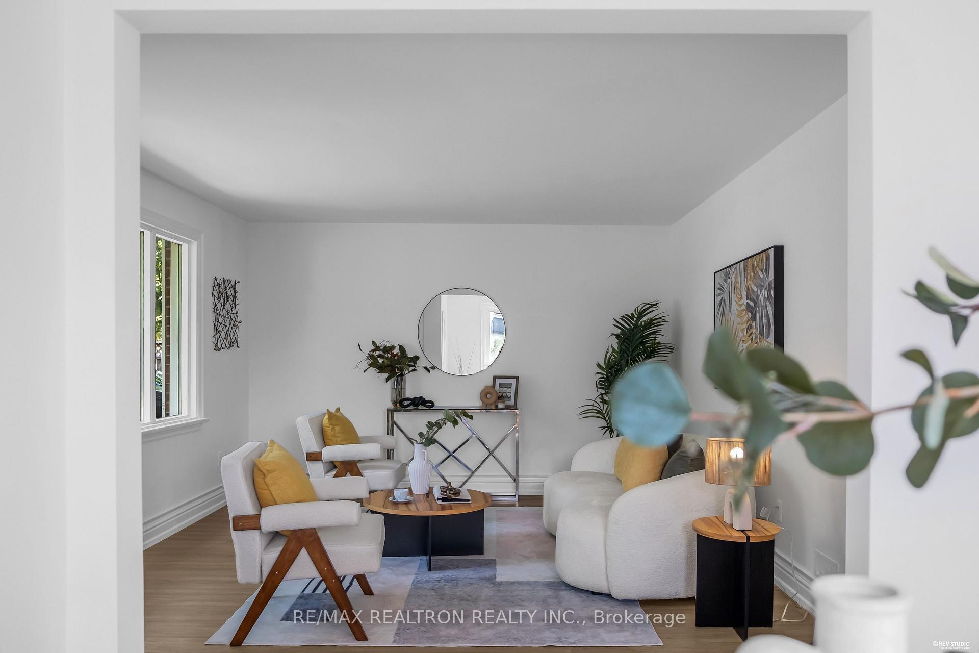 Photo 3 of 11 Harrow Drive, North York, Brookhaven-Amesbury — HOMEH
