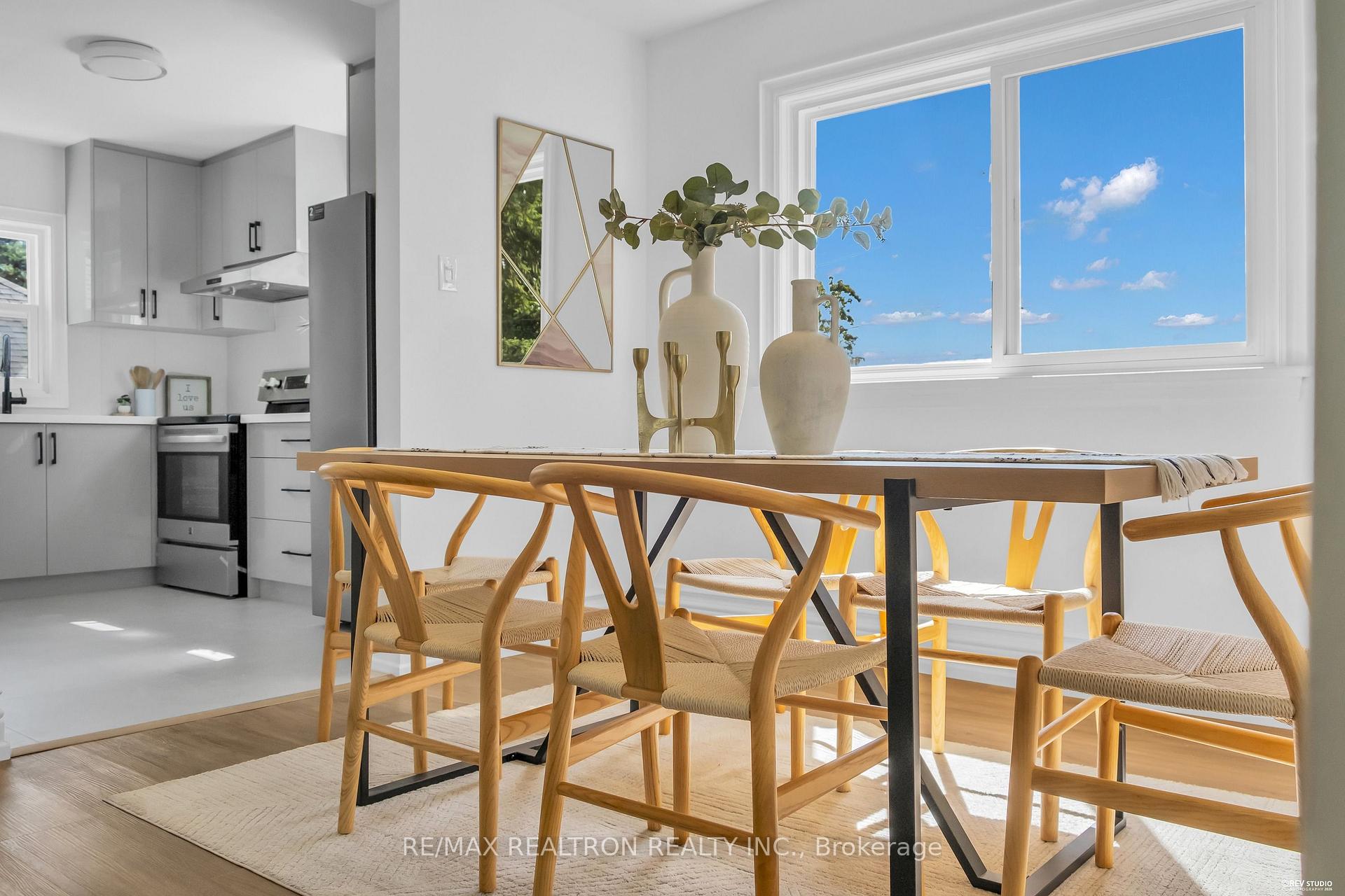 Photo 4 of 11 Harrow Drive, North York, Brookhaven-Amesbury — HOMEH