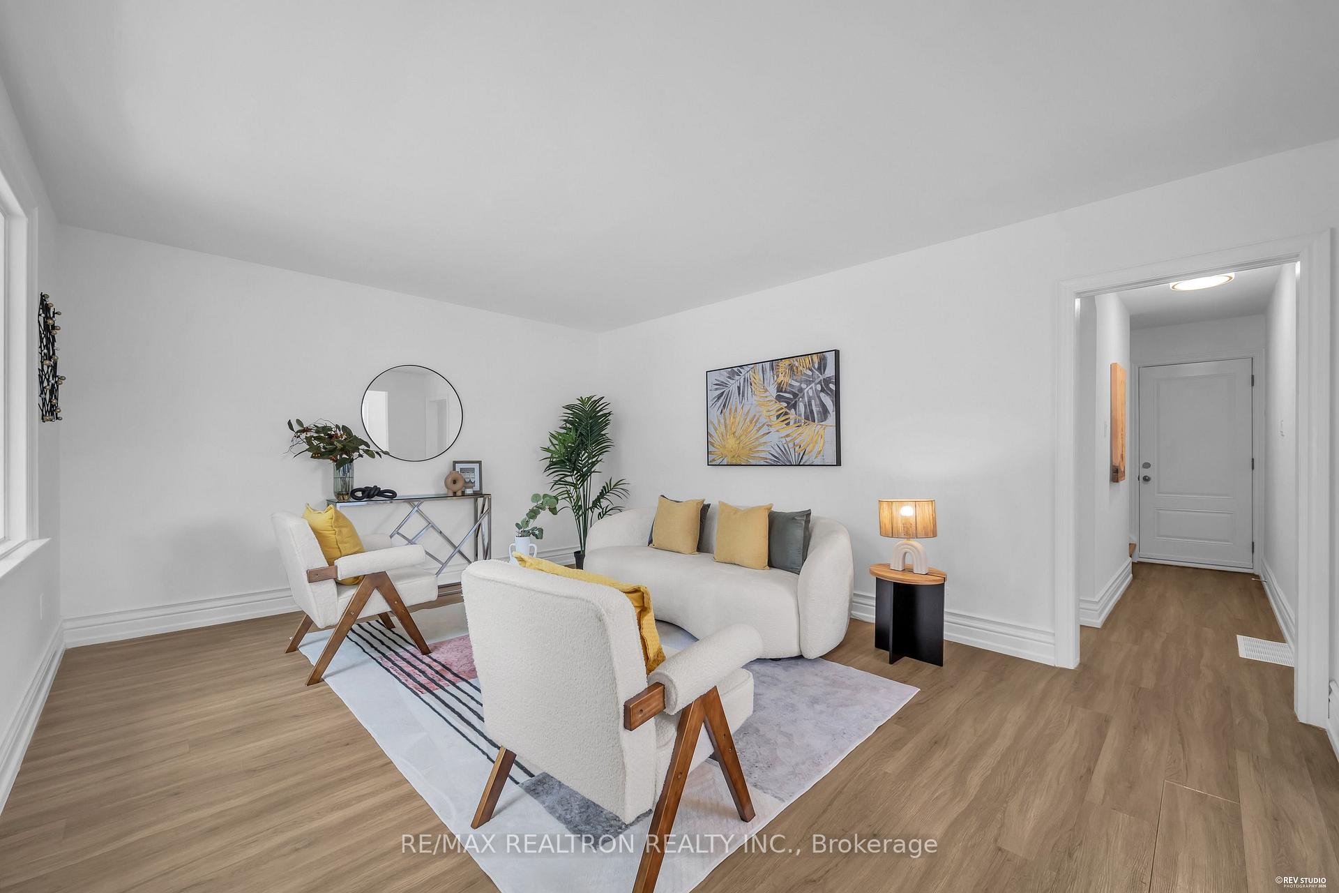 Photo 5 of 11 Harrow Drive, North York, Brookhaven-Amesbury — HOMEH