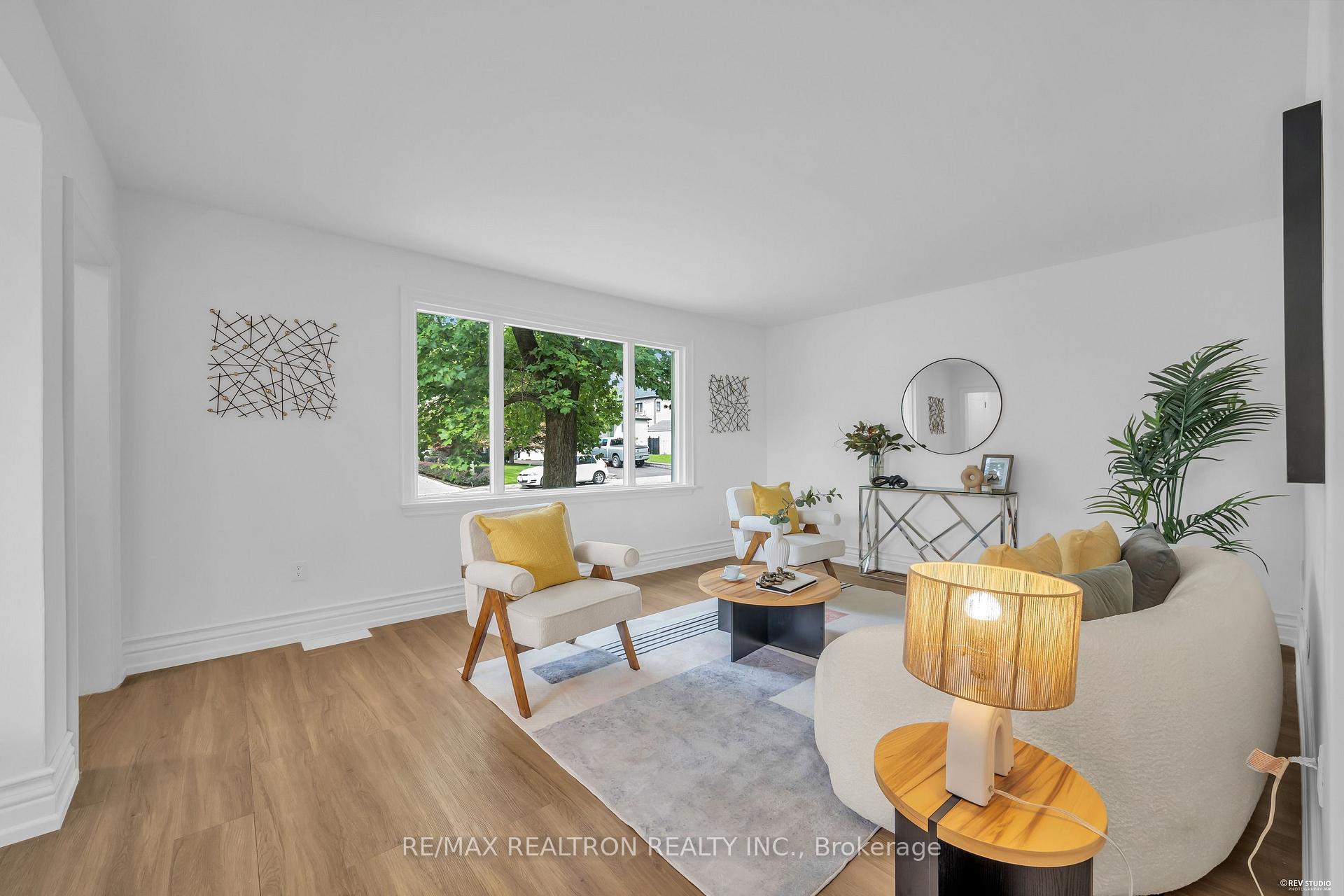 Photo 6 of 11 Harrow Drive, North York, Brookhaven-Amesbury — HOMEH